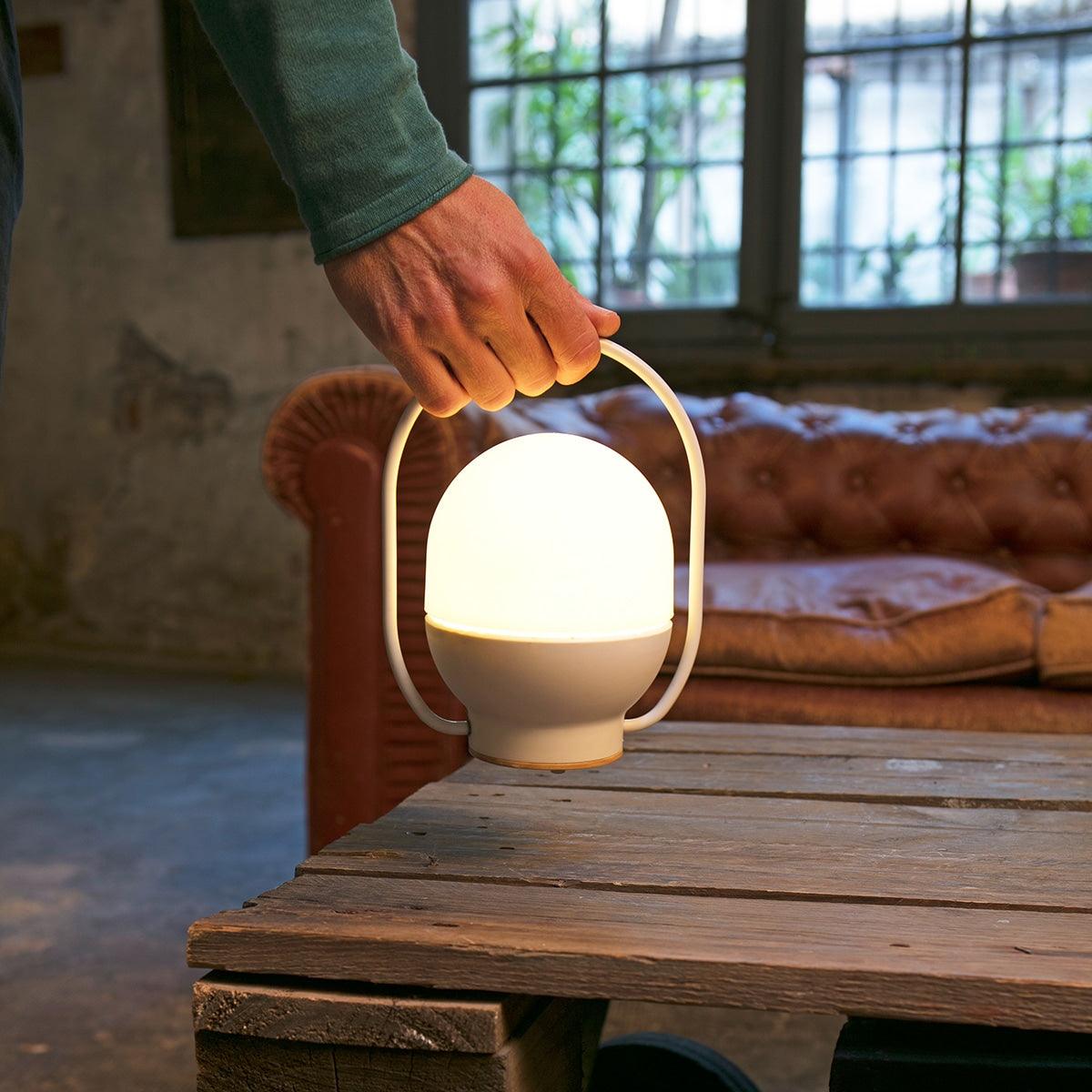 Orb Tischleuchte aus Glas im modernen Stil