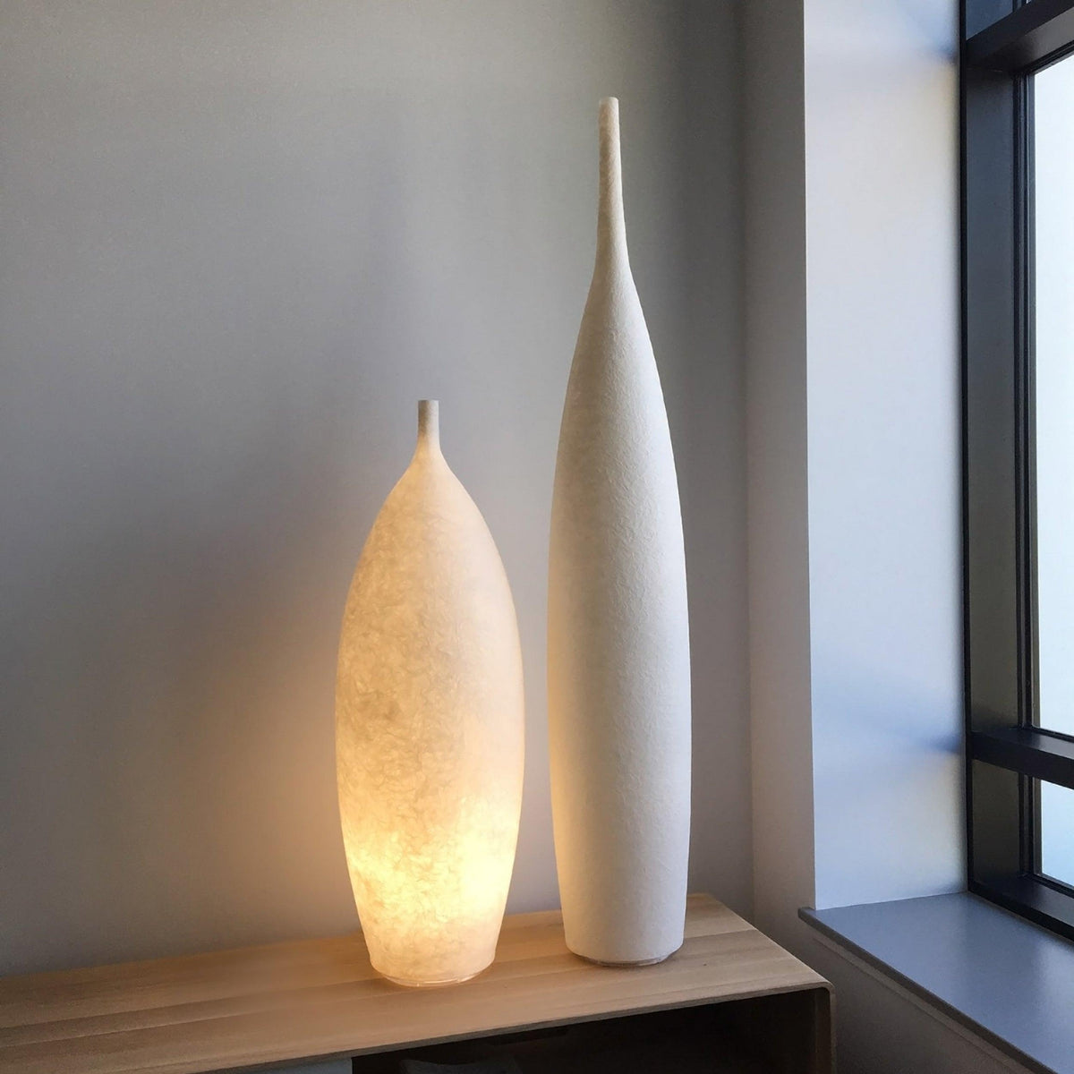 Nirivia zeitgenössische Kunstharz-Stehleuchte