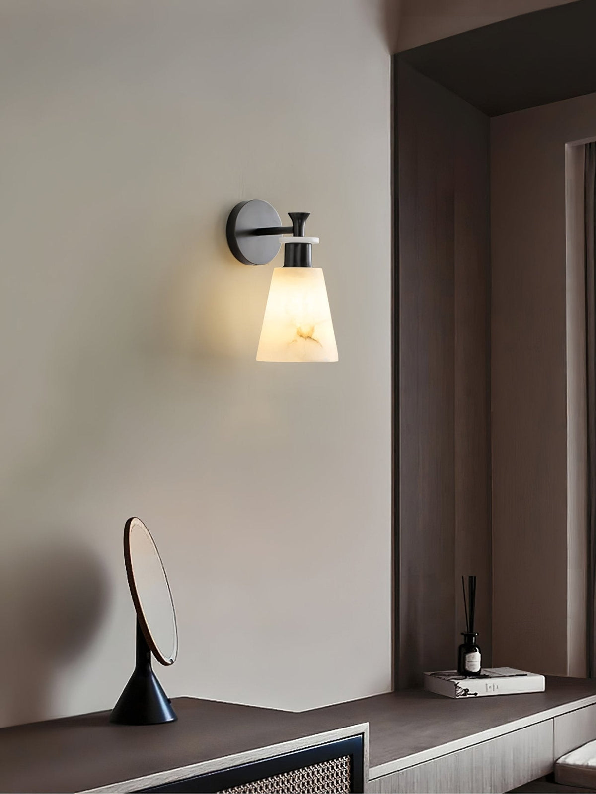 Tapered Alabaster-Wandleuchte
