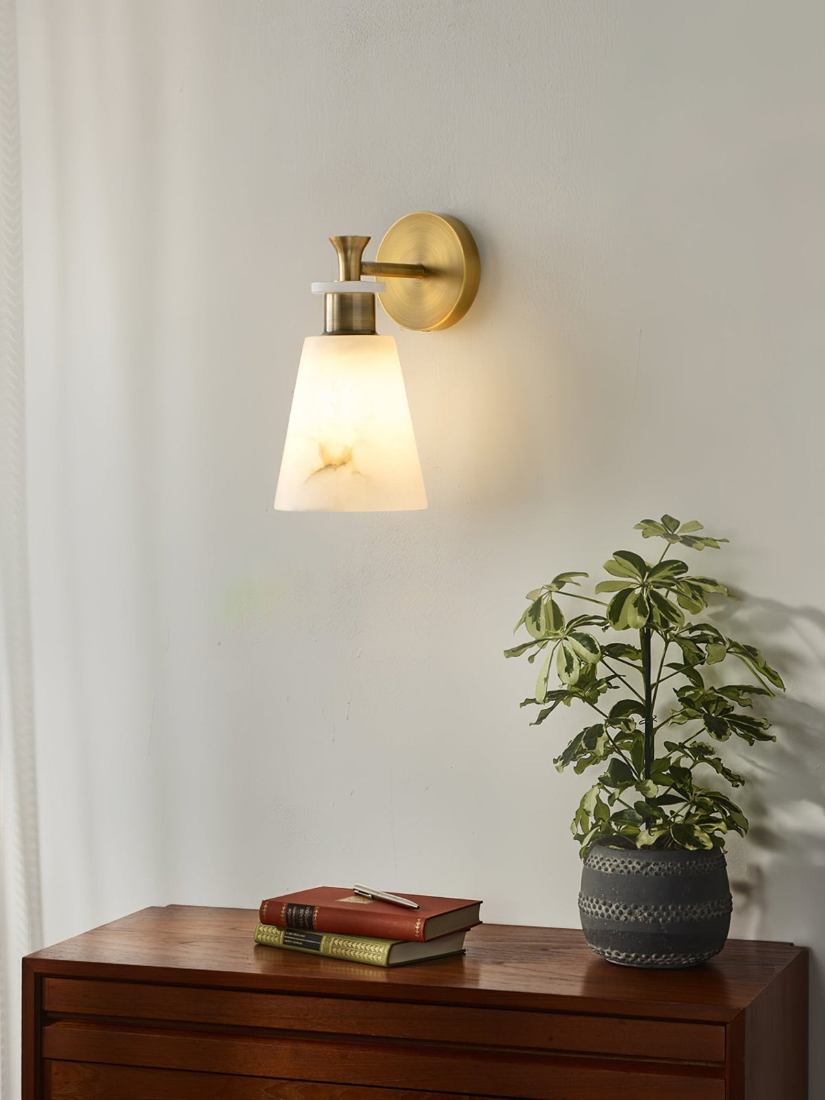 Tapered Alabaster-Wandleuchte