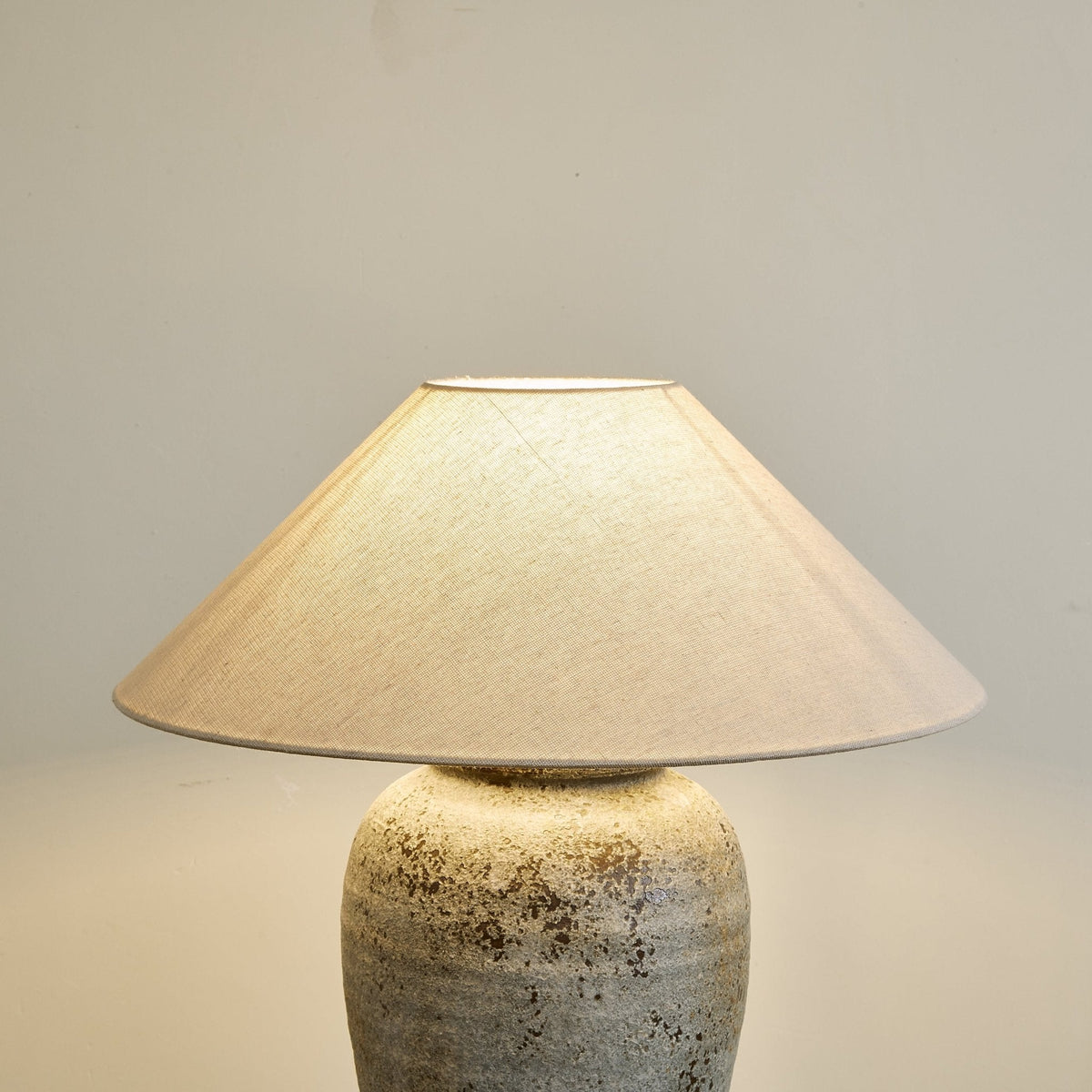 Terra Keramik- und Stoff-Tischleuchte in Grau & Beige