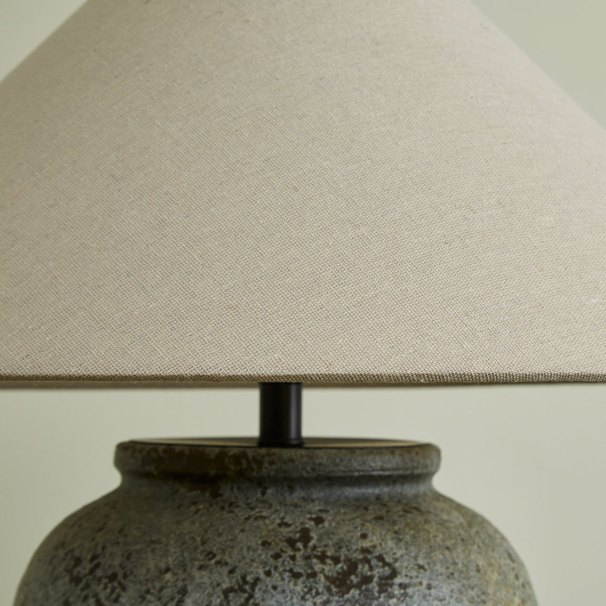 Terra Keramik- und Stoff-Tischleuchte in Grau & Beige
