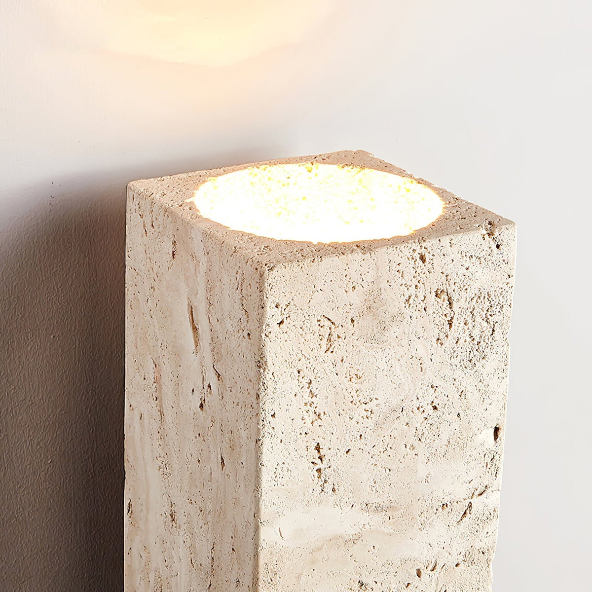 Elsoran Travertin-Block-Wandleuchte