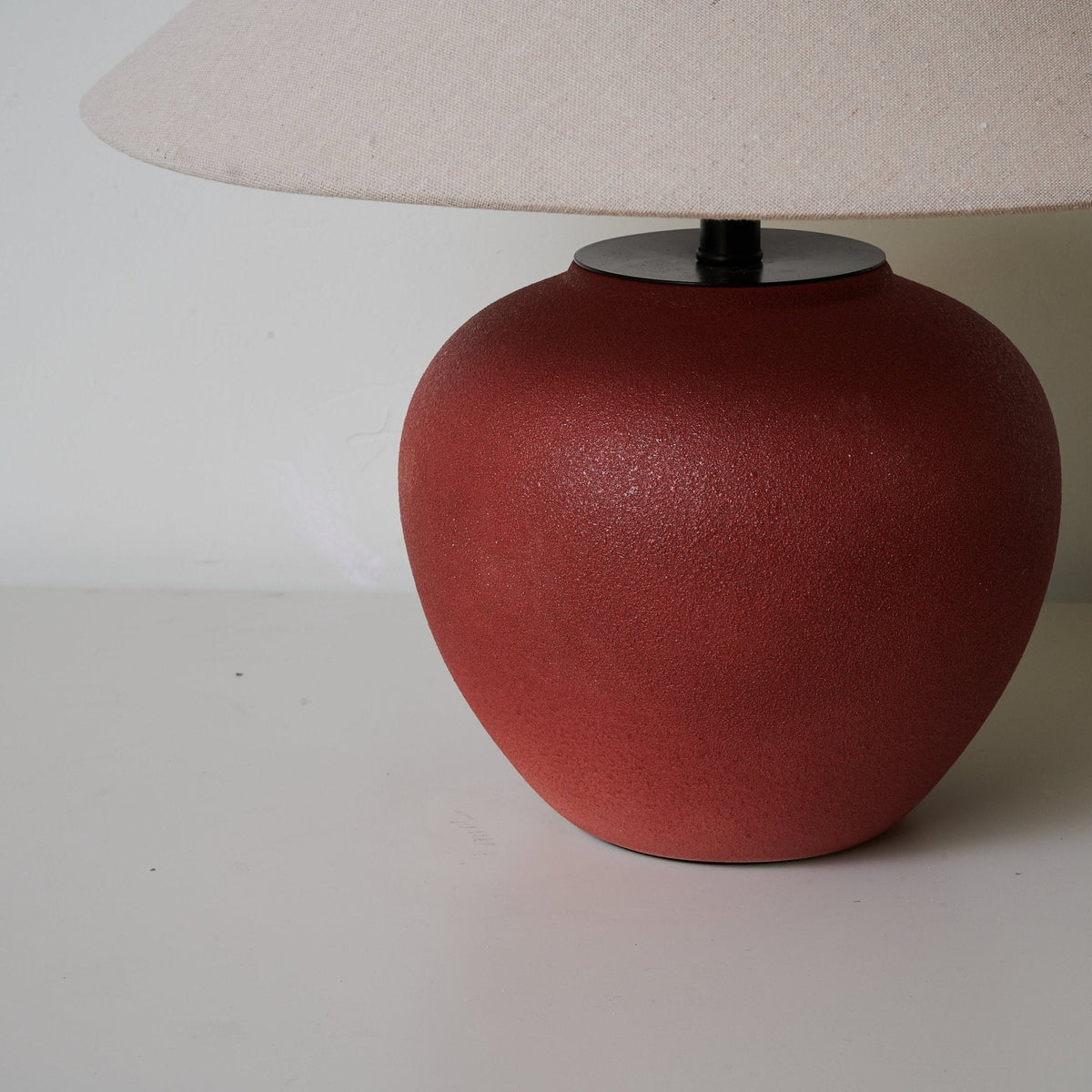 Kiara Minimalistische Tischleuchte aus Keramik