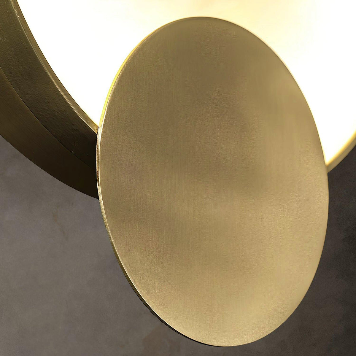 Myvelarae runde Wandleuchte aus Alabaster