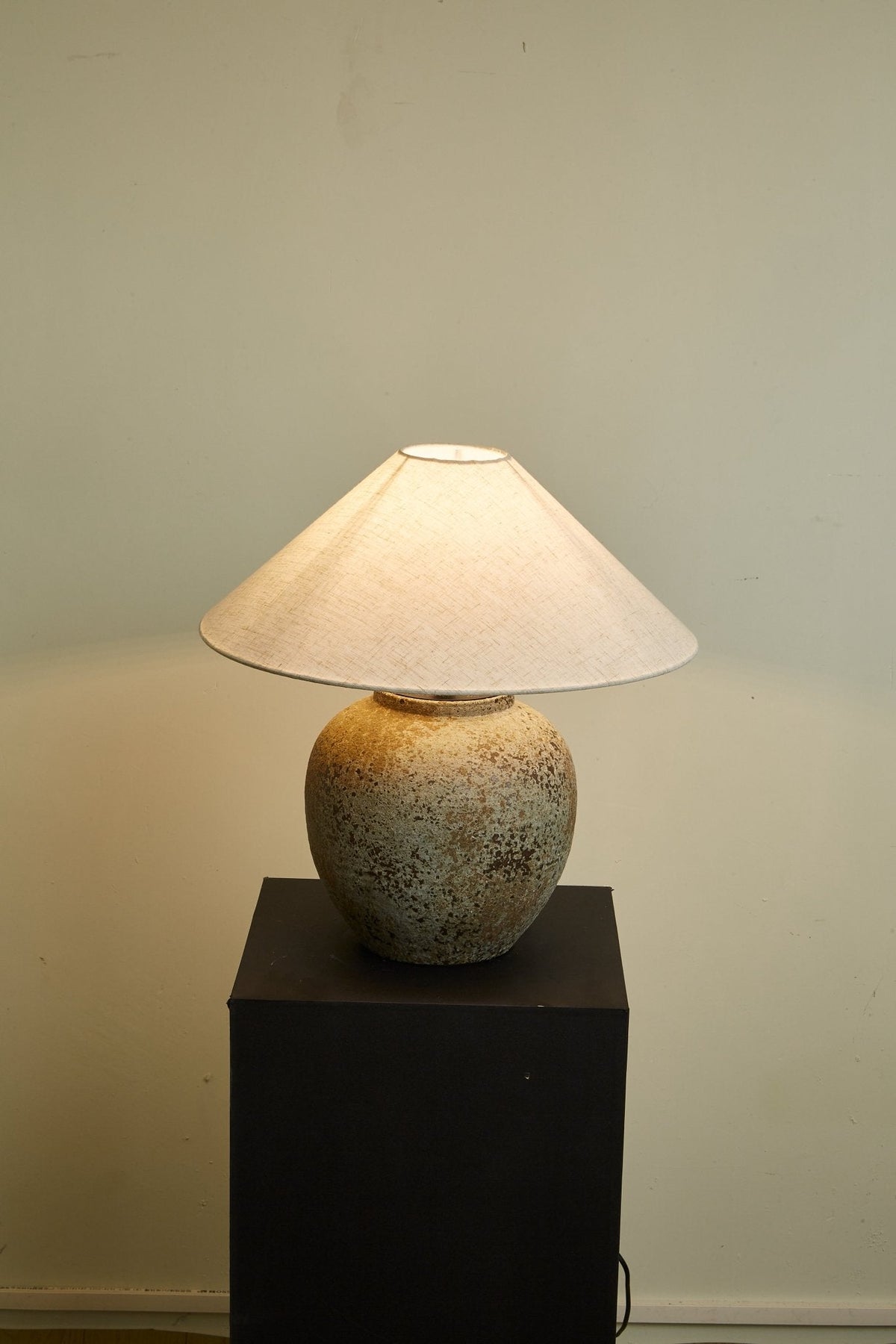 Wells rustische Tischleuchte aus Keramik