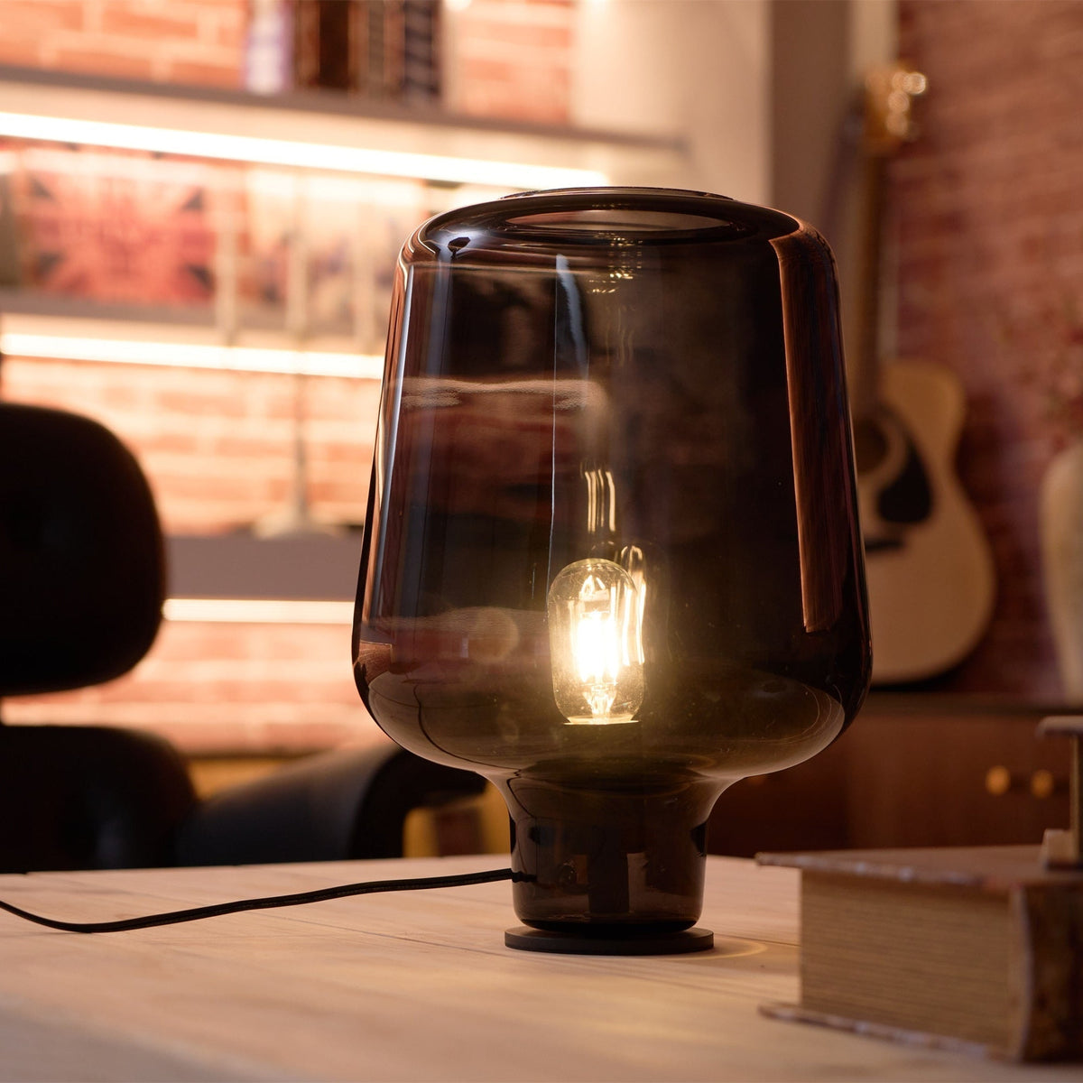 Eanlari Tischleuchte aus Glas, zeitgenössisch