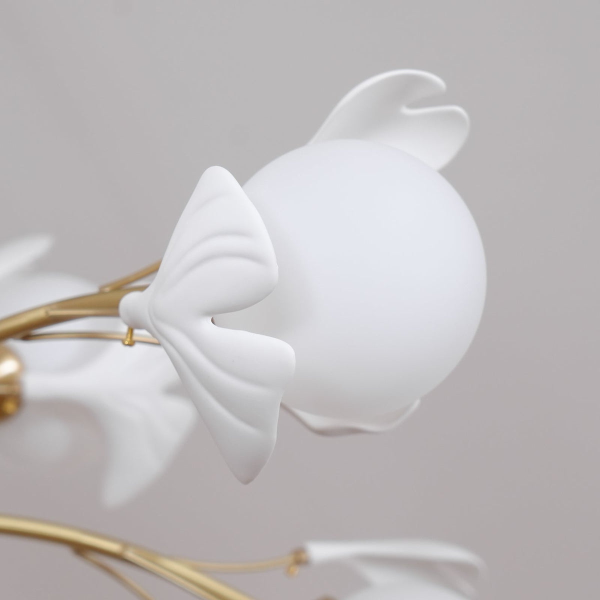 Dorvel Kronleuchter Ginkgo-Blatt Messing Keramik Glas