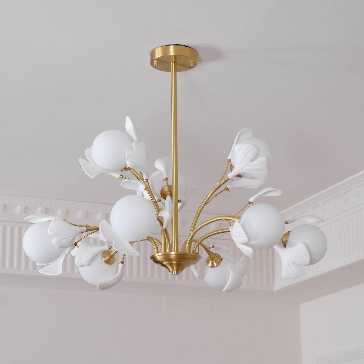 Dorvel Kronleuchter Ginkgo-Blatt Messing Keramik Glas