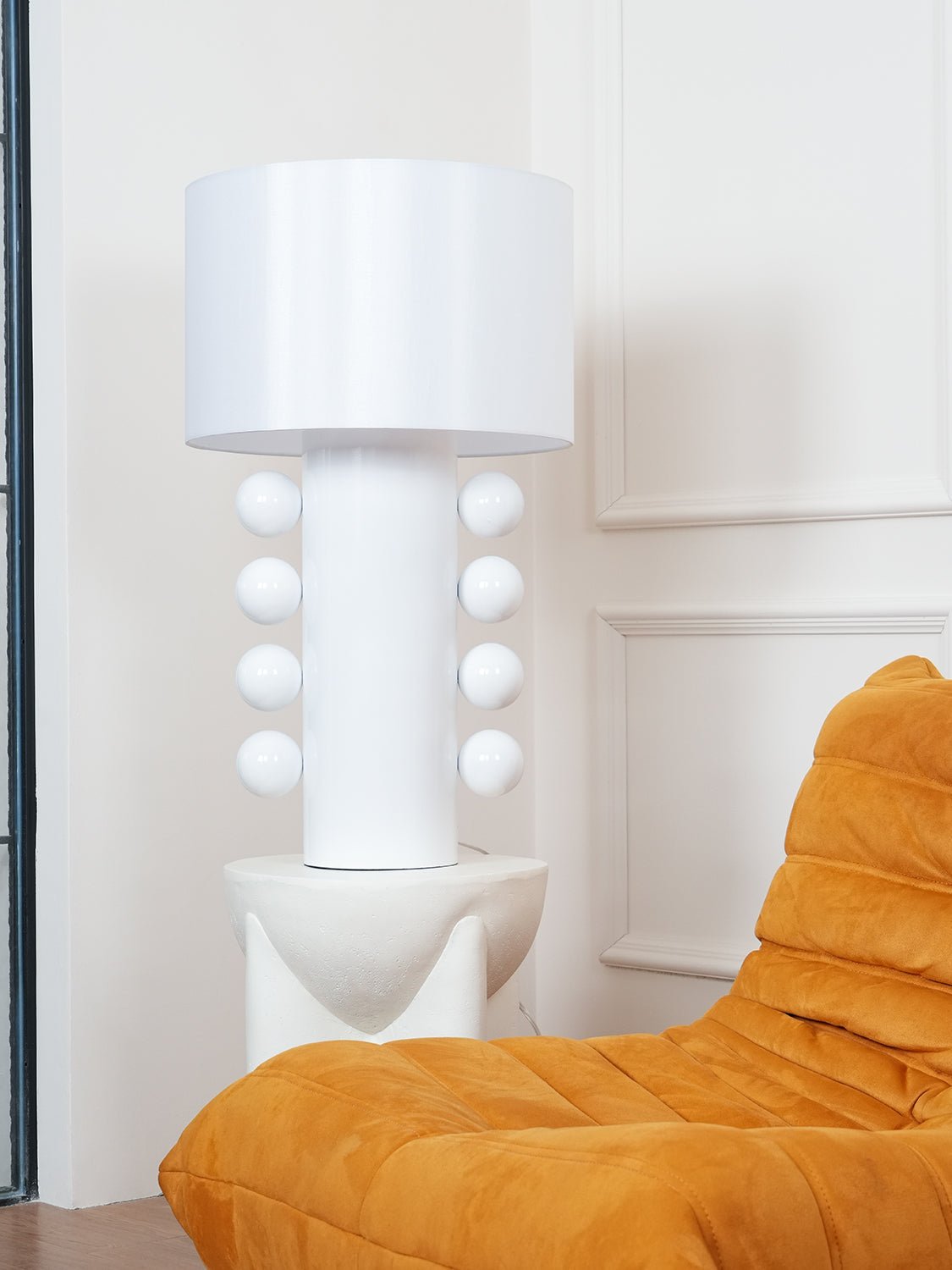 Nixu Tischleuchte aus Stoff in whimsischem Design