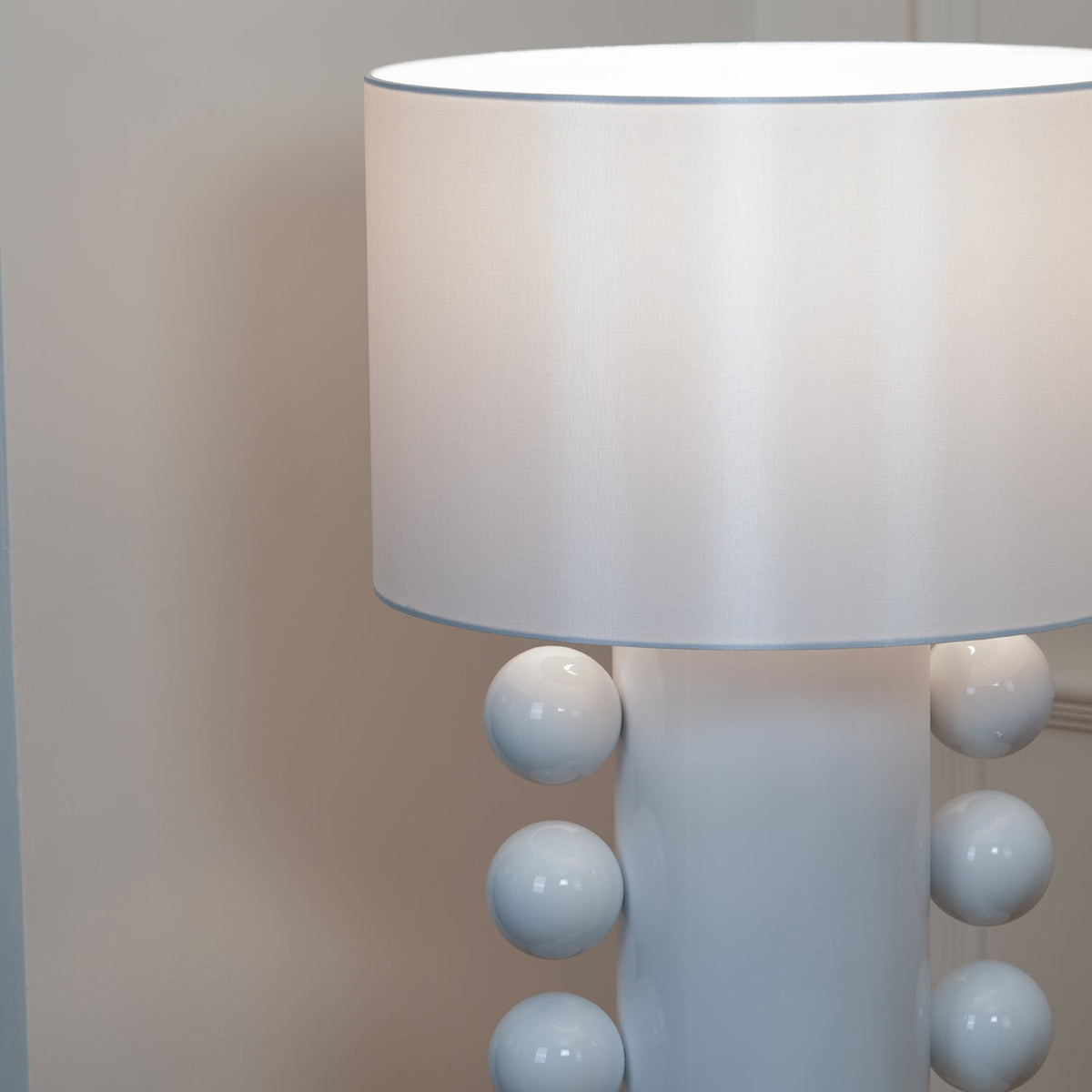 Nixu Tischleuchte aus Stoff in whimsischem Design