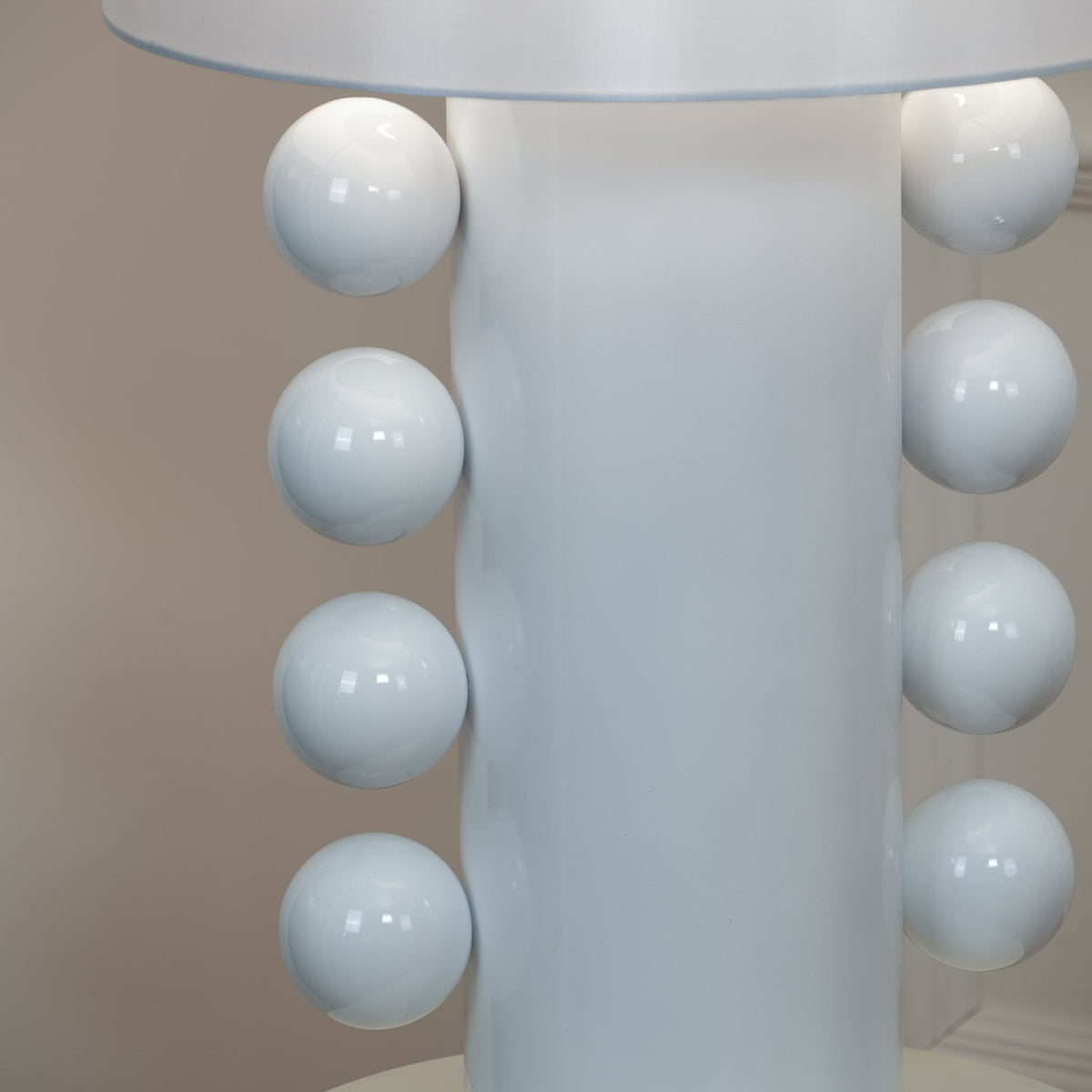 Nixu Tischleuchte aus Stoff in whimsischem Design