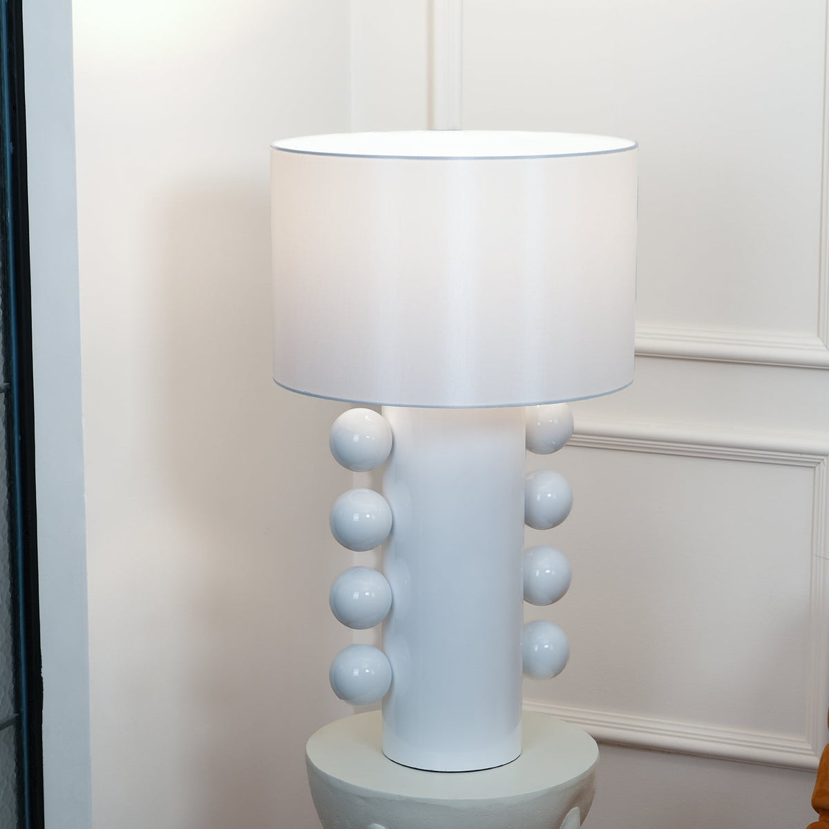 Nixu Tischleuchte aus Stoff in whimsischem Design