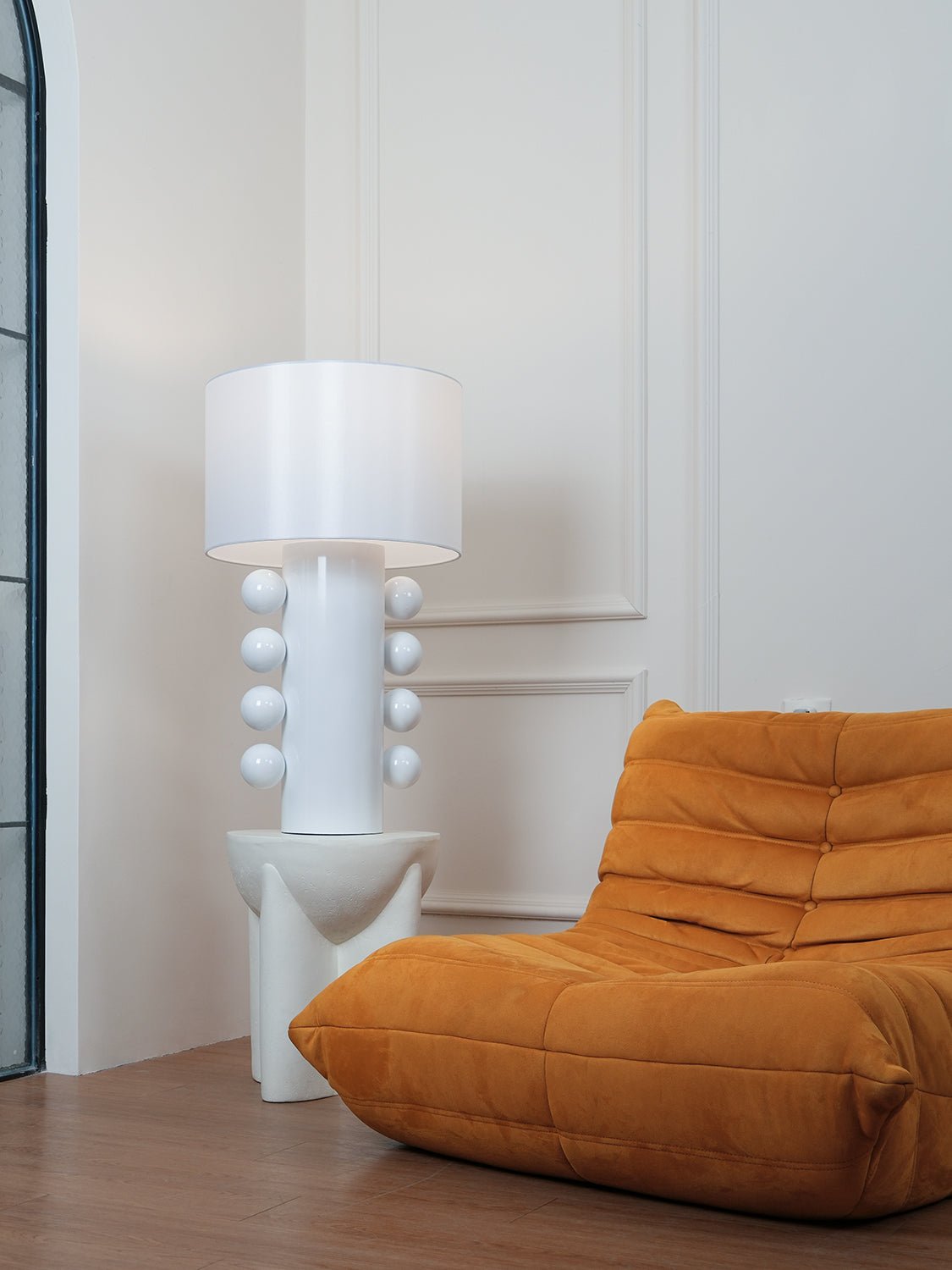 Nixu Tischleuchte aus Stoff in whimsischem Design