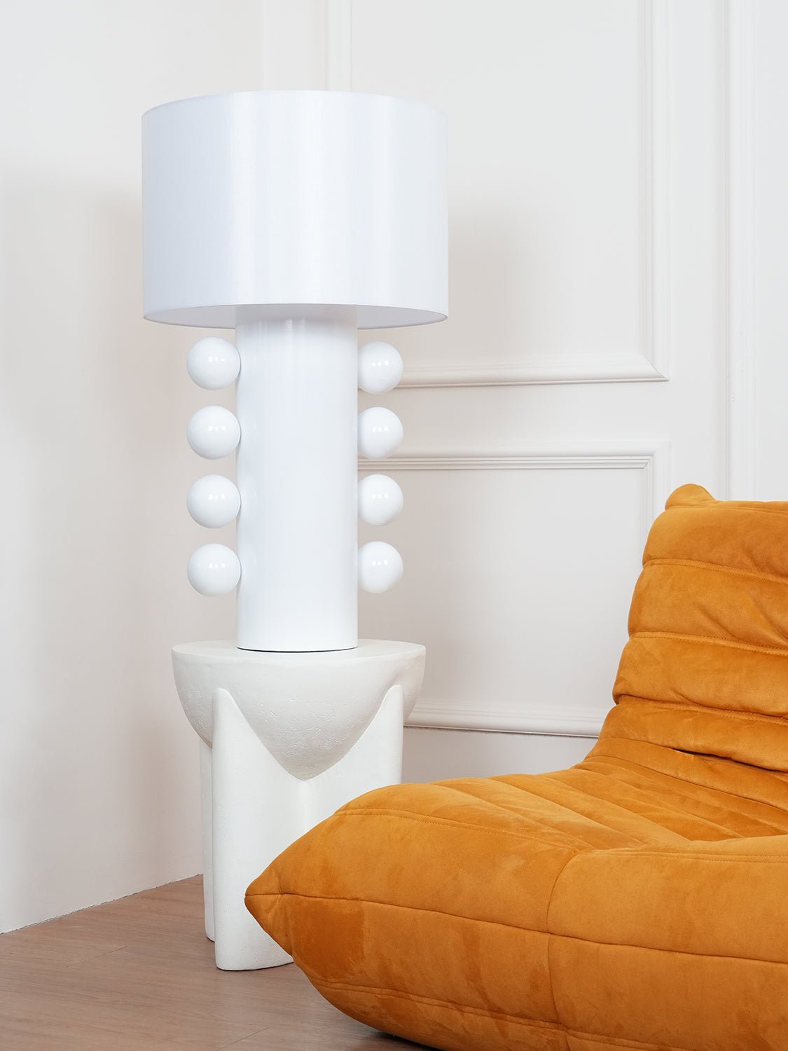 Nixu Tischleuchte aus Stoff in whimsischem Design