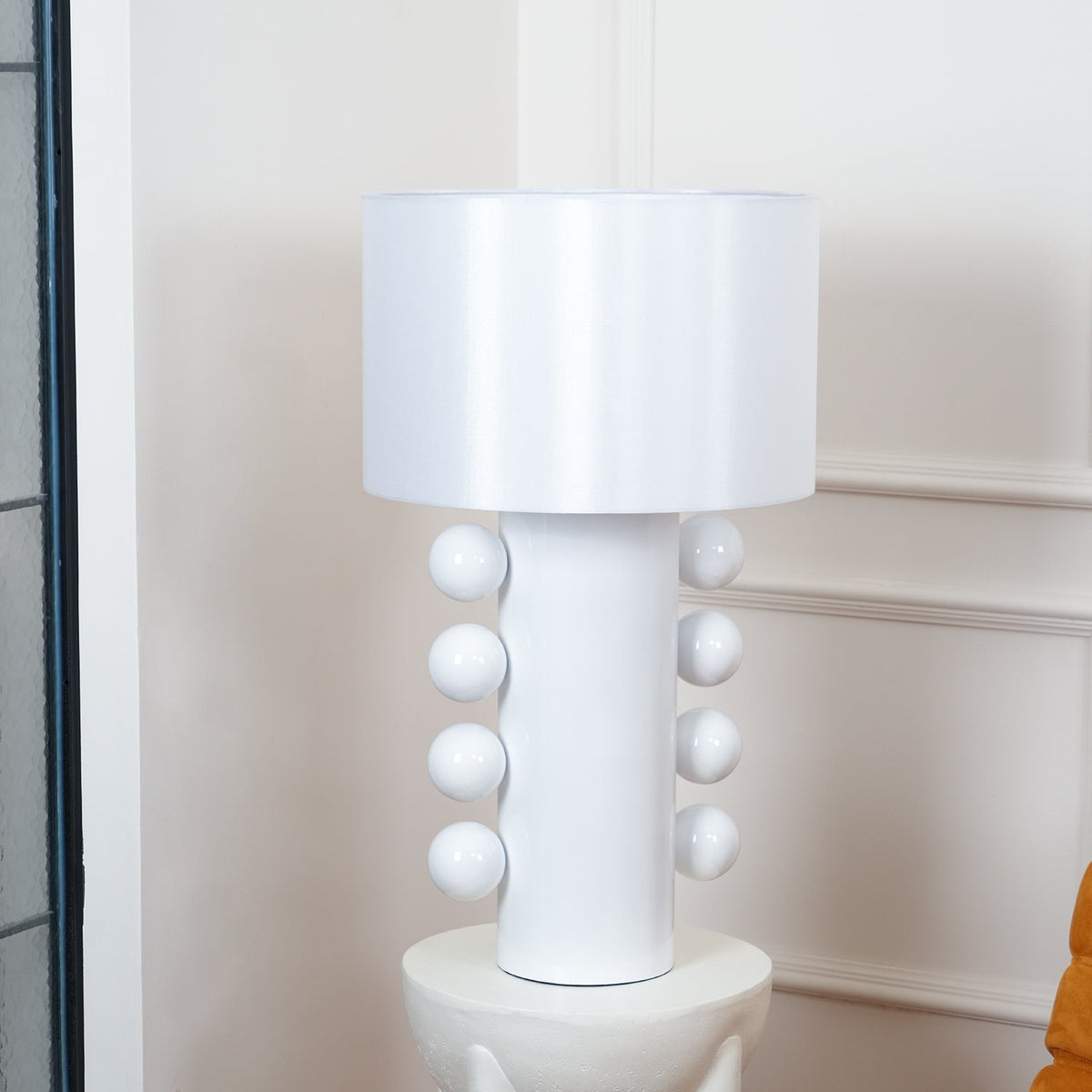 Nixu Tischleuchte aus Stoff in whimsischem Design