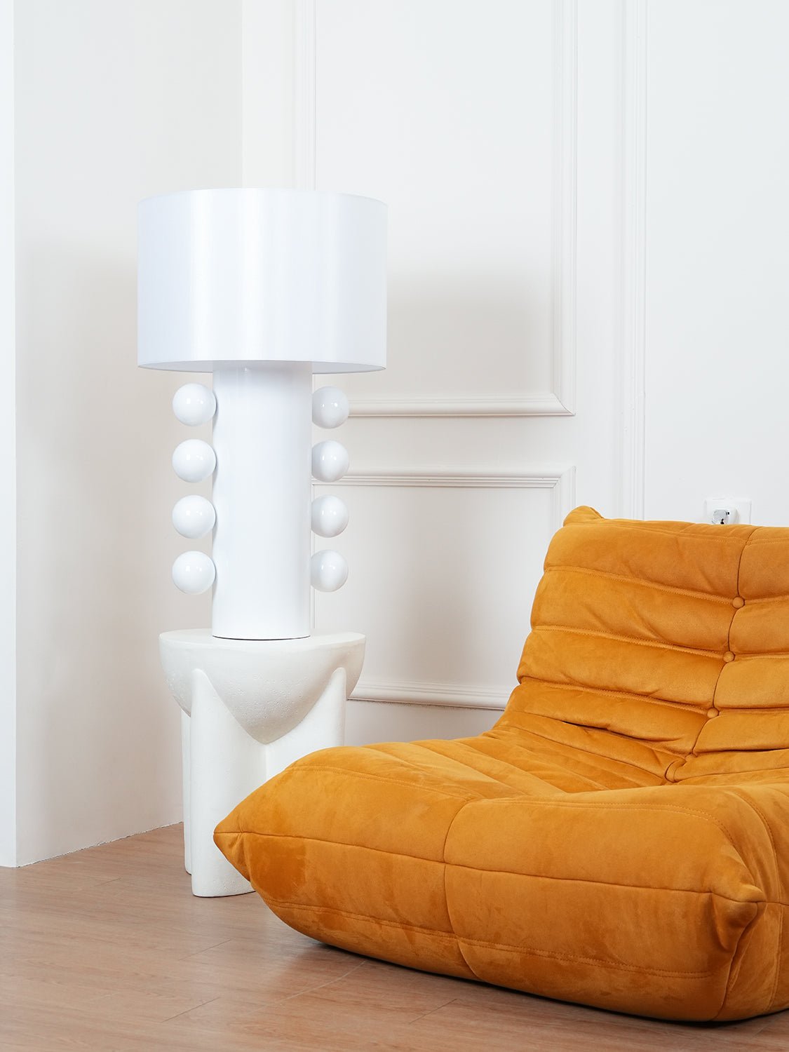 Nixu Tischleuchte aus Stoff in whimsischem Design