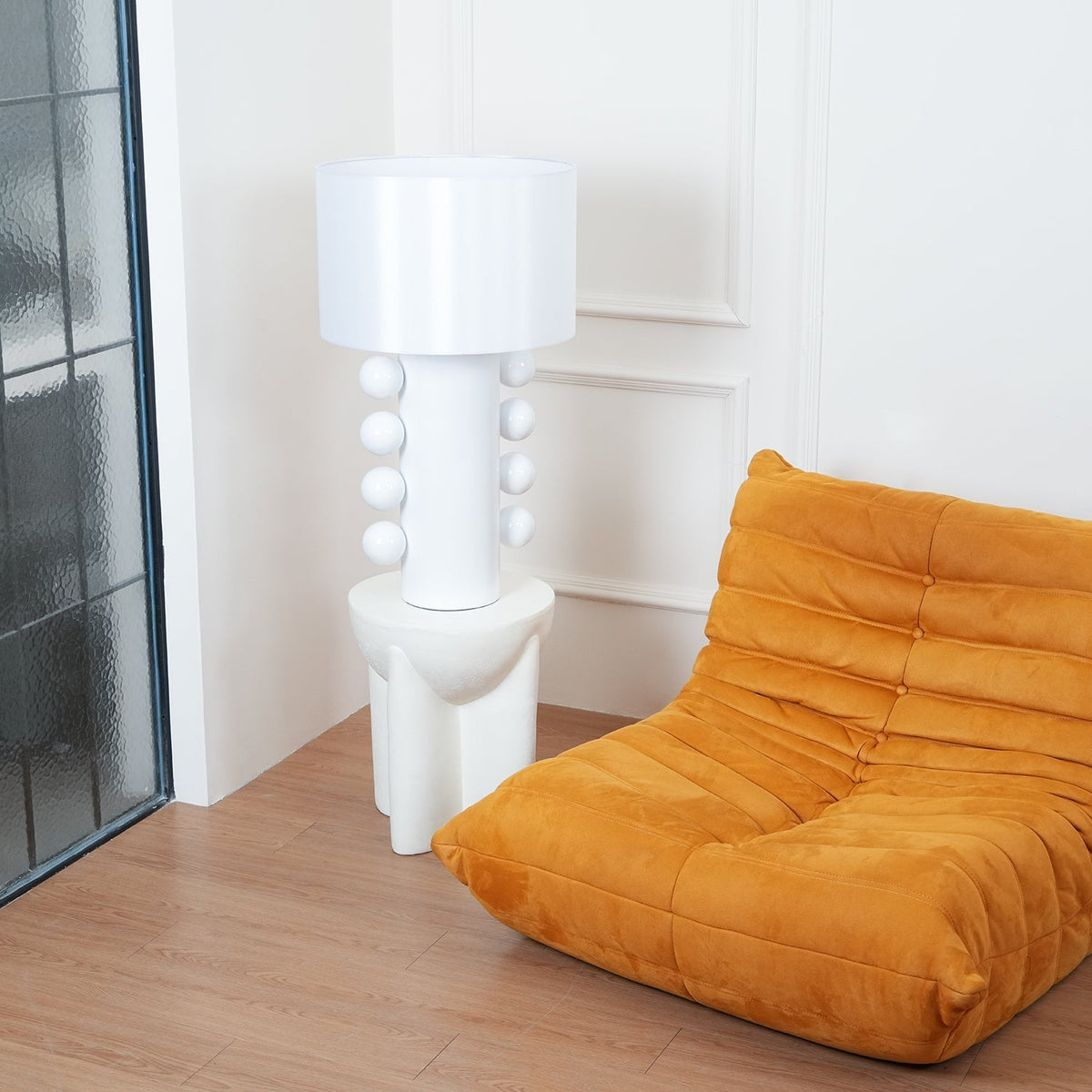 Nixu Tischleuchte aus Stoff in whimsischem Design