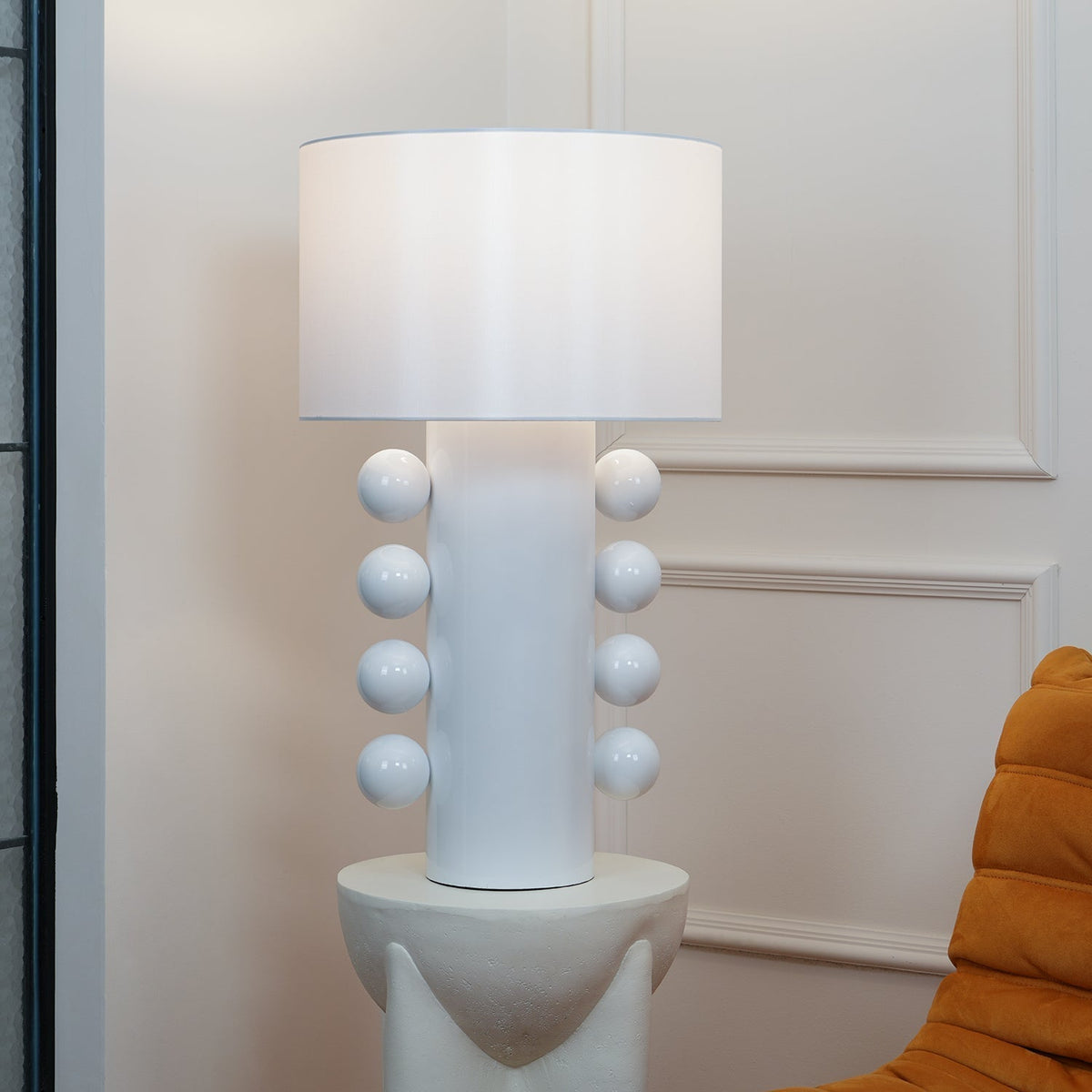 Nixu Tischleuchte aus Stoff in whimsischem Design