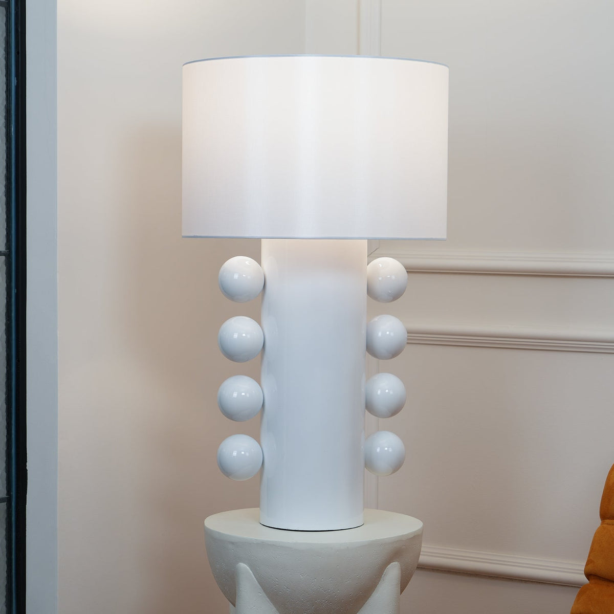 Nixu Tischleuchte aus Stoff in whimsischem Design