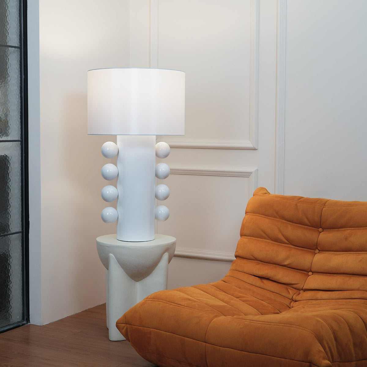 Nixu Tischleuchte aus Stoff in whimsischem Design