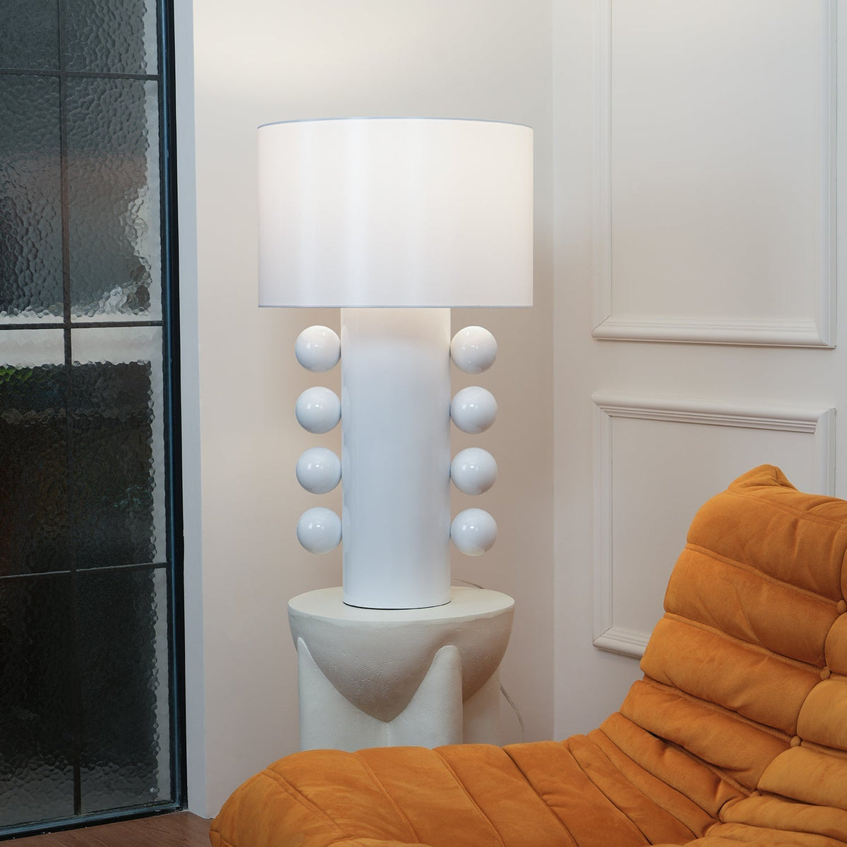 Nixu Tischleuchte aus Stoff in whimsischem Design