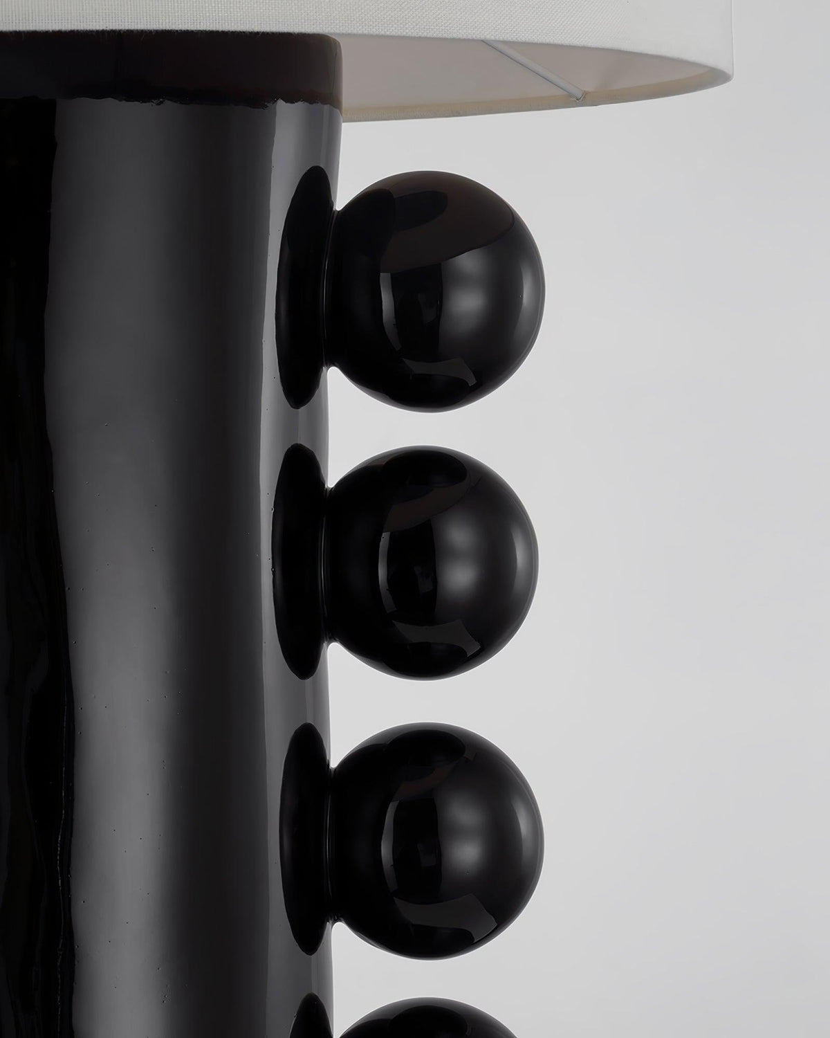 Nixu Tischleuchte aus Stoff in whimsischem Design