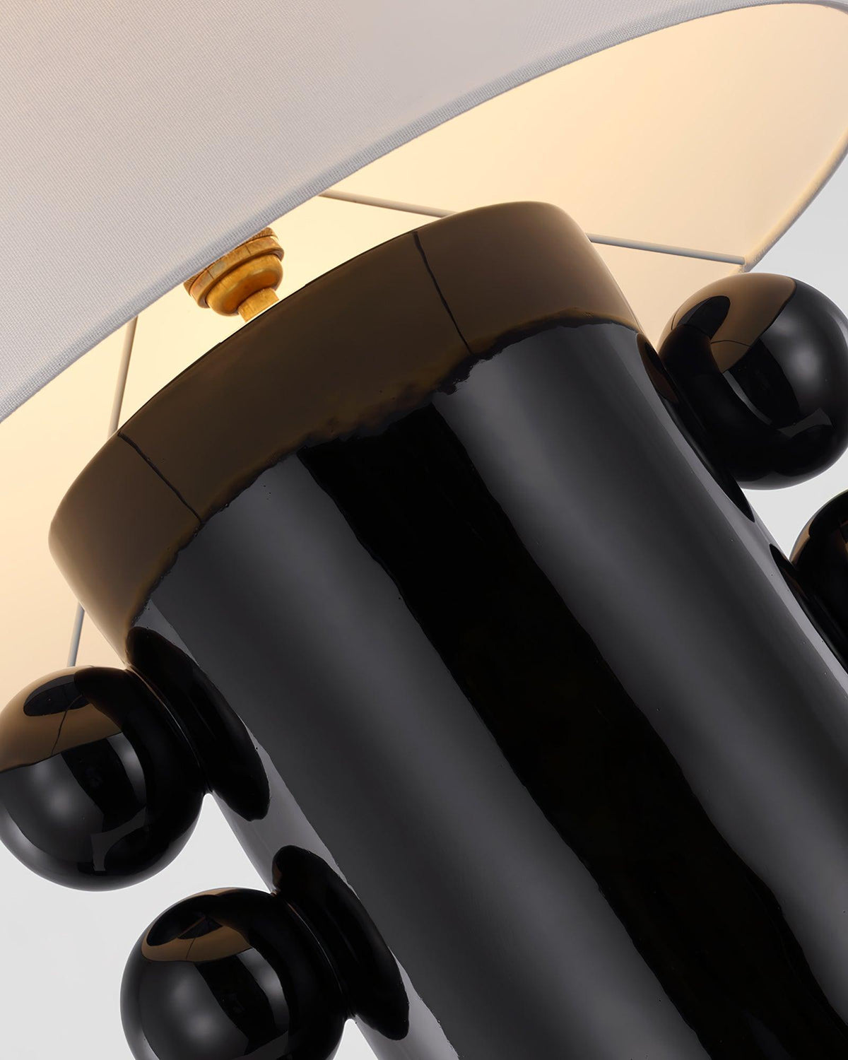 Nixu Tischleuchte aus Stoff in whimsischem Design
