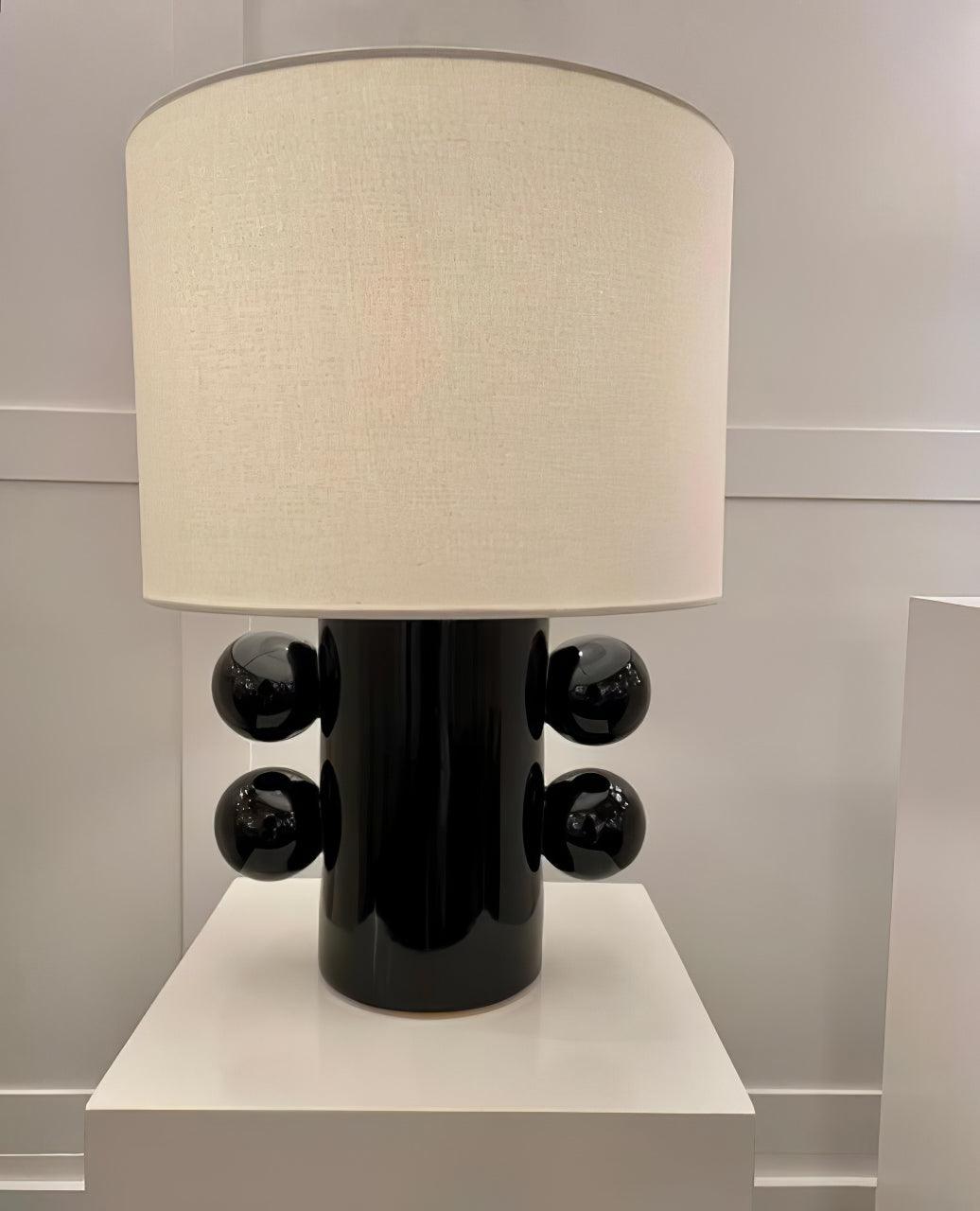 Nixu Tischleuchte aus Stoff in whimsischem Design
