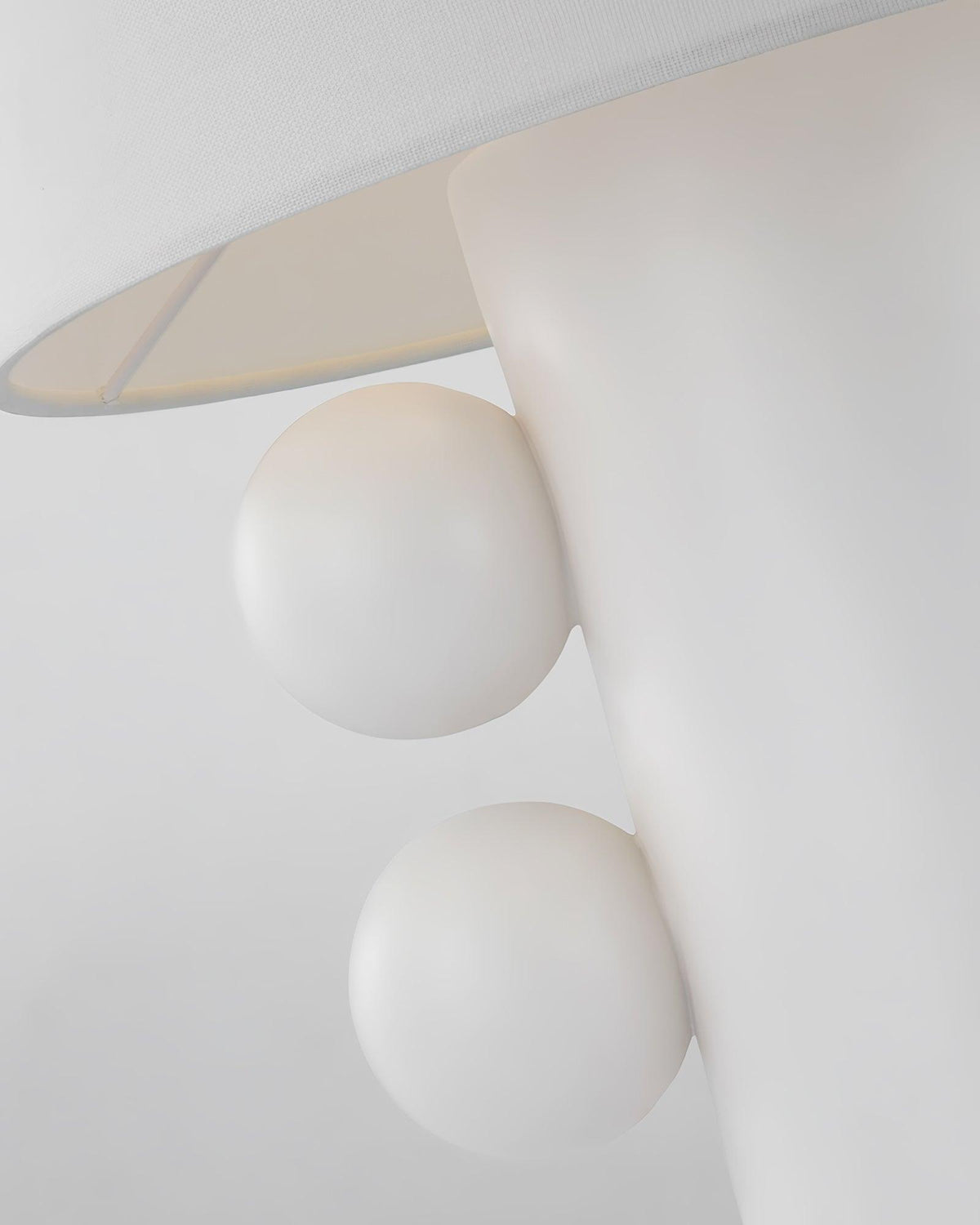 Nixu Tischleuchte aus Stoff in whimsischem Design
