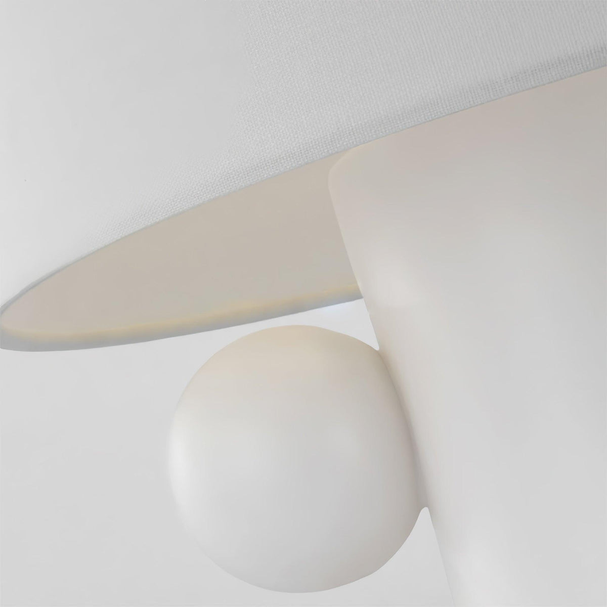Nixu Tischleuchte aus Stoff in whimsischem Design