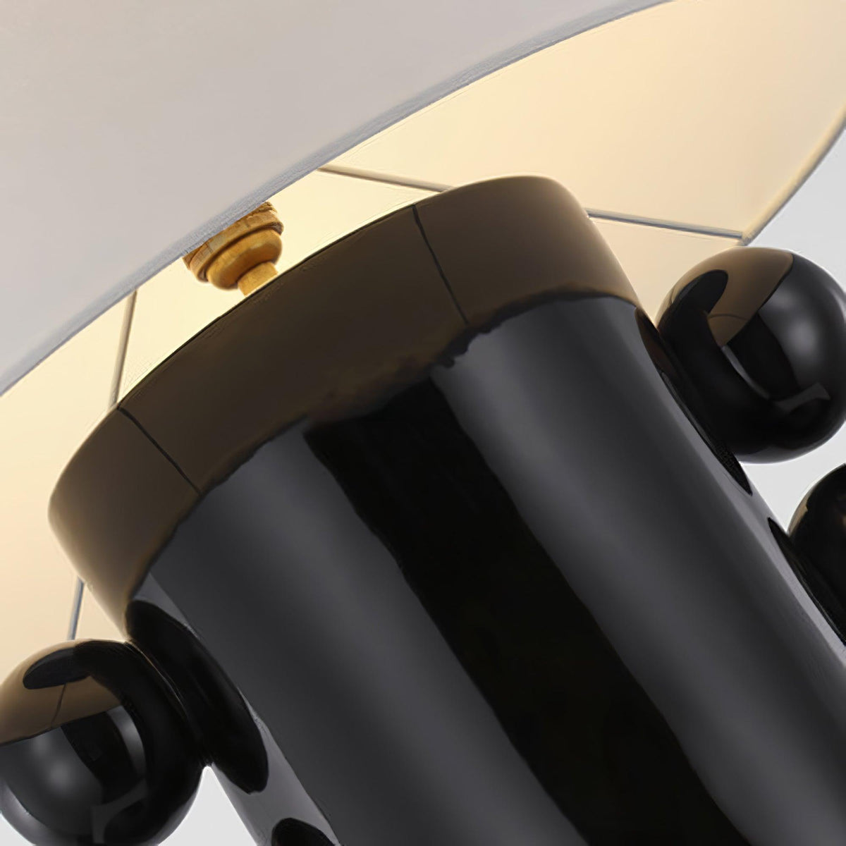 Nixu Tischleuchte aus Stoff in whimsischem Design