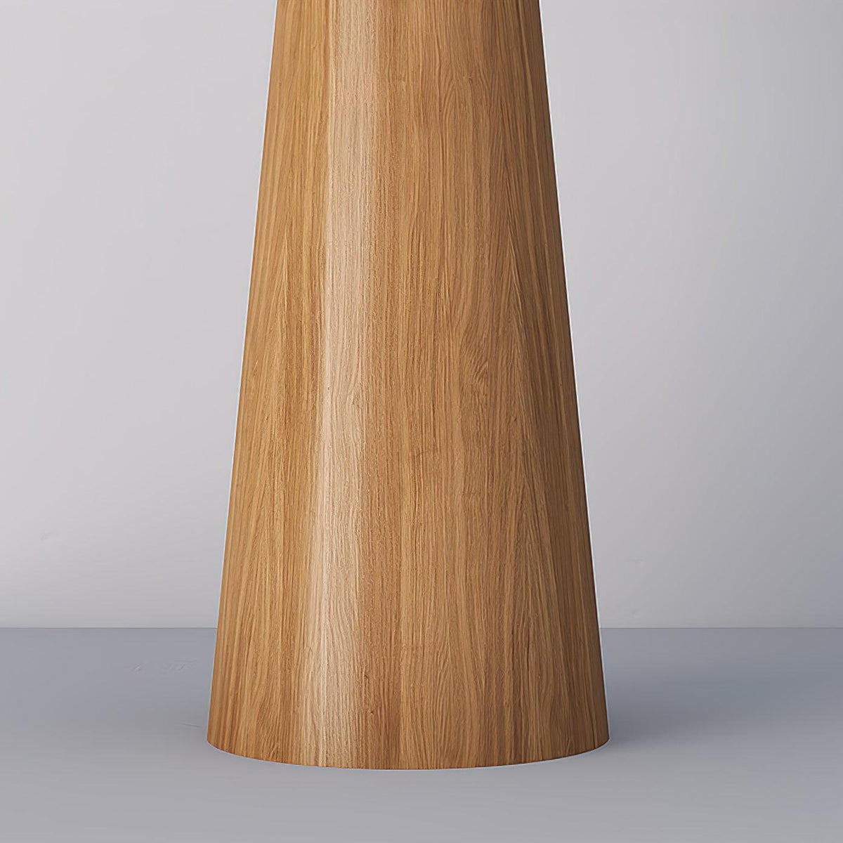 Apex Stehleuchte aus Holz mit verjüngtem Design