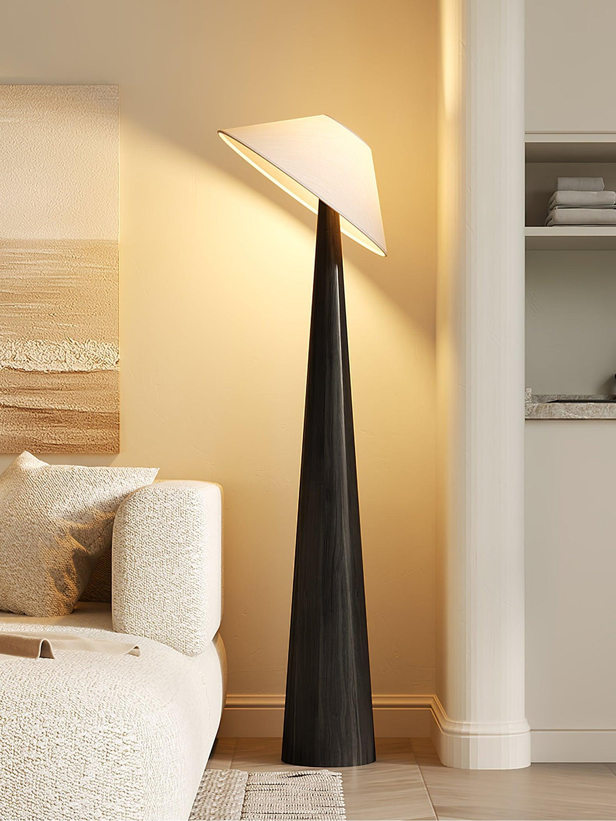 Apex Stehleuchte aus Holz mit verjüngtem Design