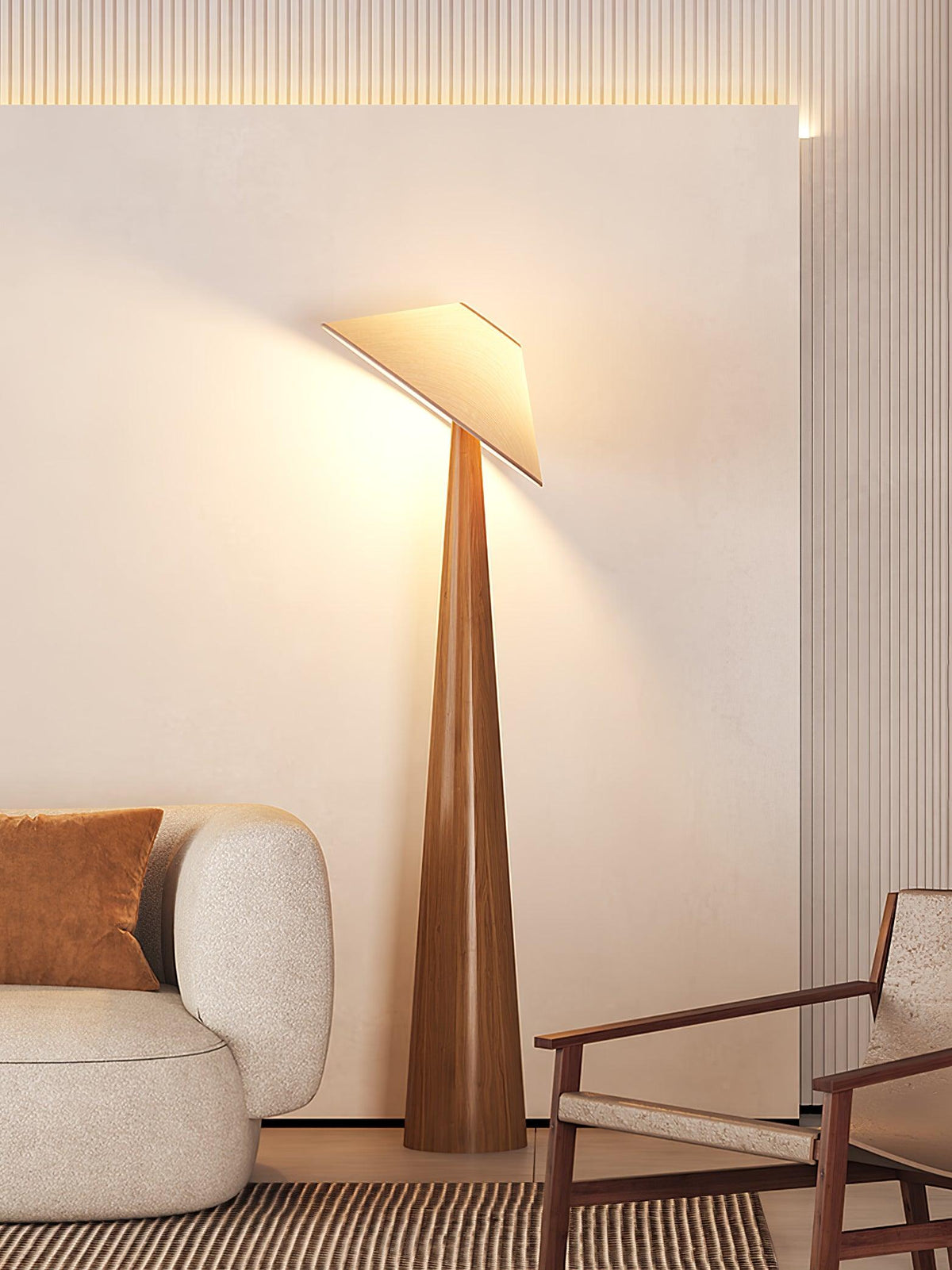 Apex Stehleuchte aus Holz mit verjüngtem Design