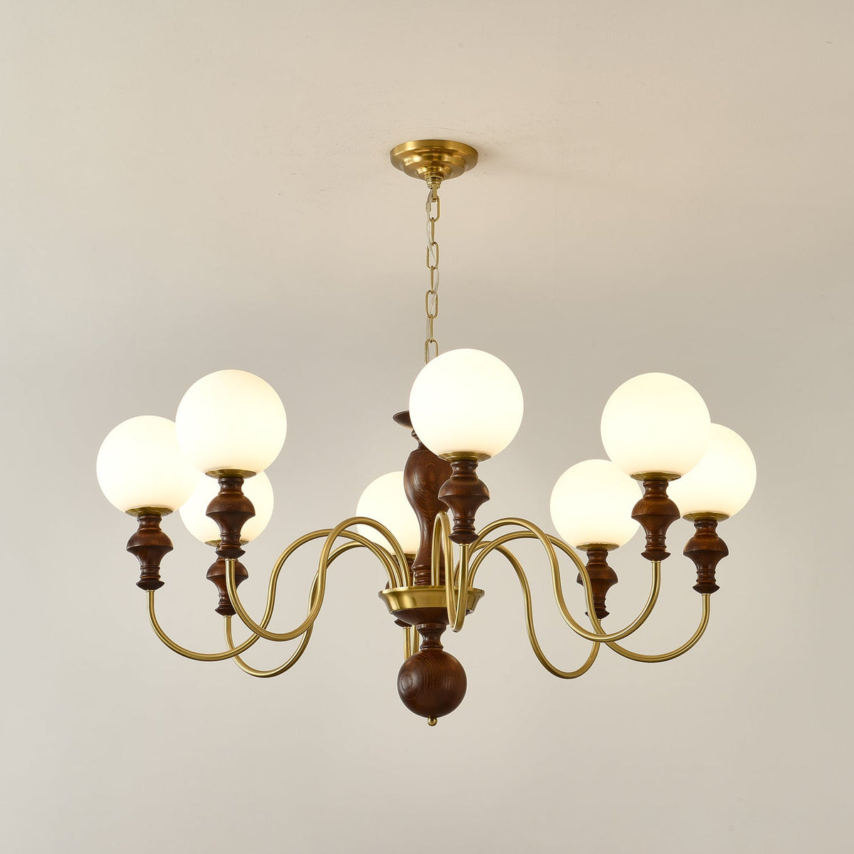 Indris Kronleuchter Holz & Messing Zeitlose Kugel