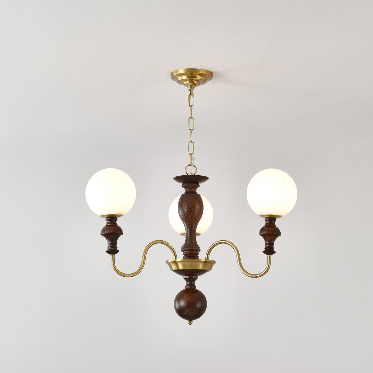 Indris Kronleuchter Holz & Messing Zeitlose Kugel