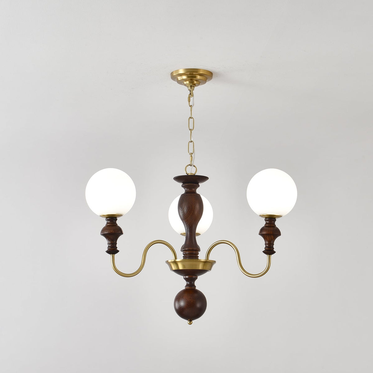 Indris Kronleuchter Holz & Messing Zeitlose Kugel