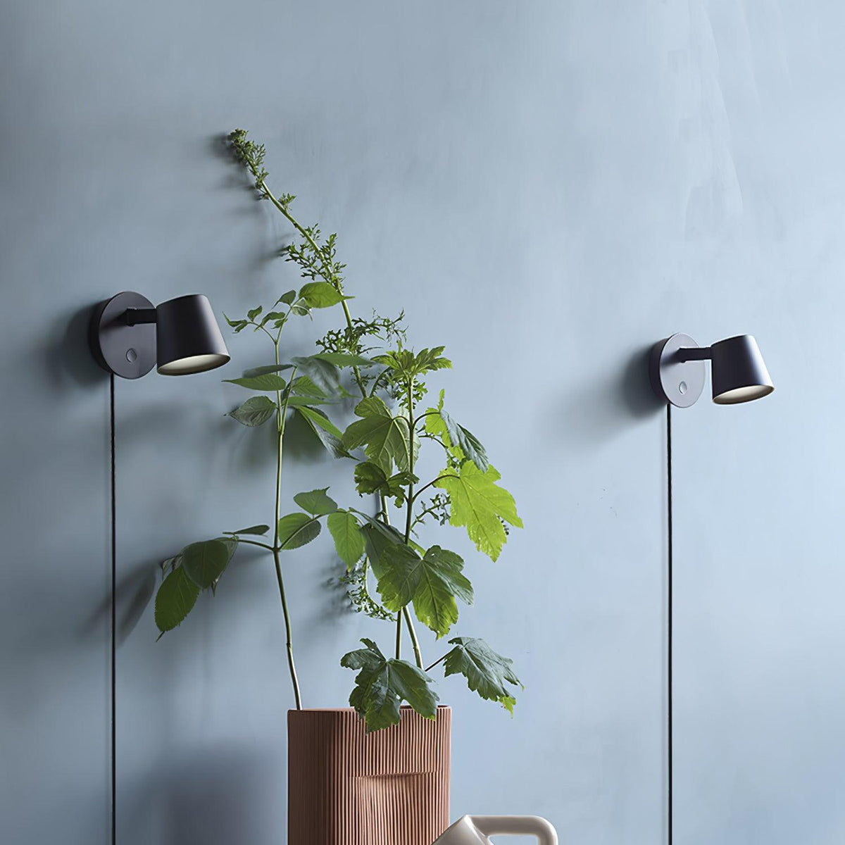 Tirwen zeitgenössische minimalistische Wandleuchte mit Stecker