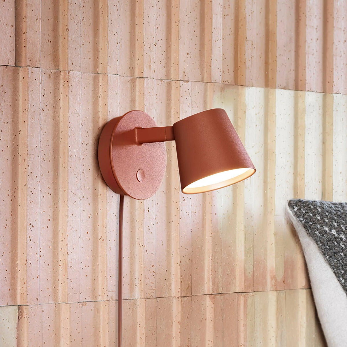 Tirwen zeitgenössische minimalistische Wandleuchte mit Stecker