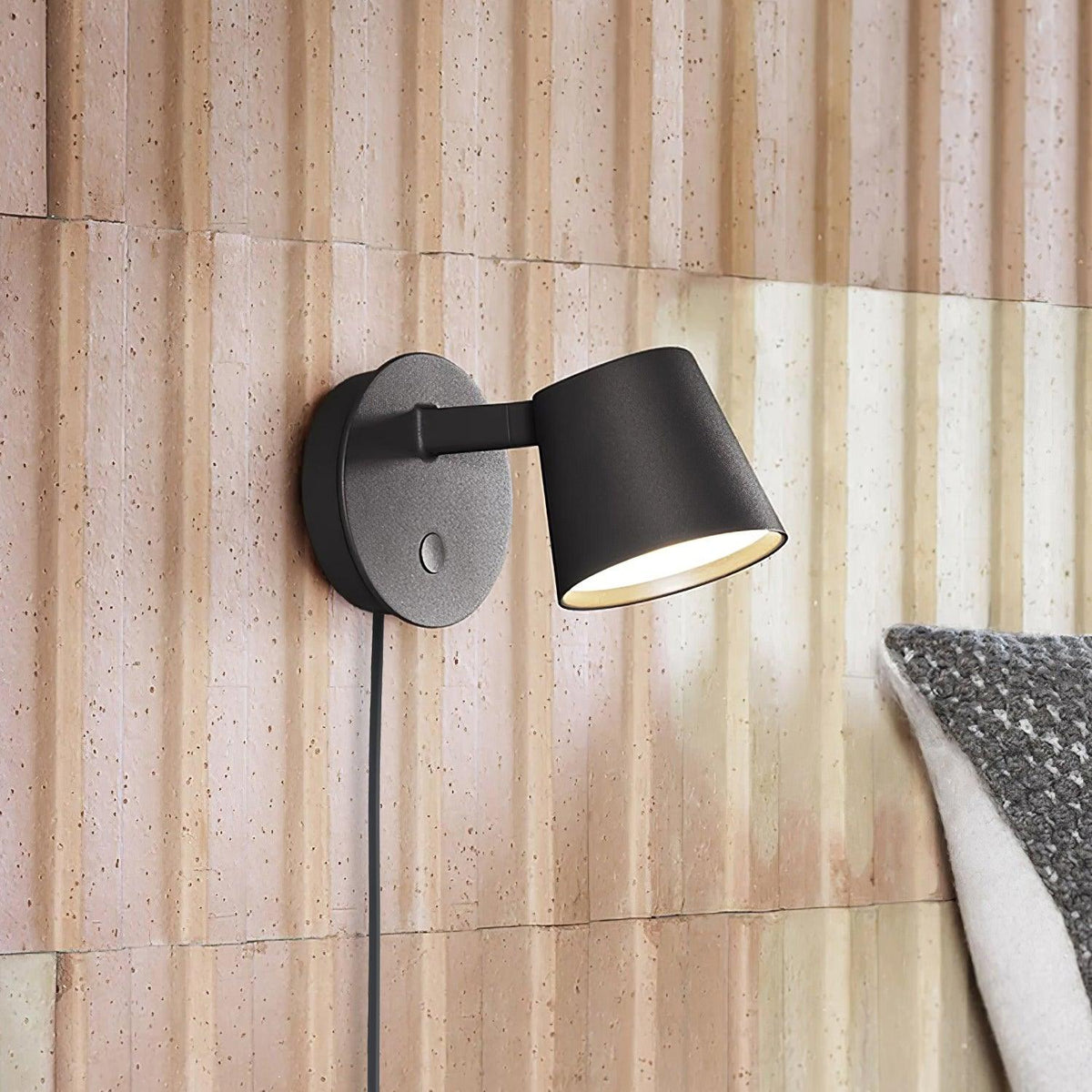 Tirwen zeitgenössische minimalistische Wandleuchte mit Stecker
