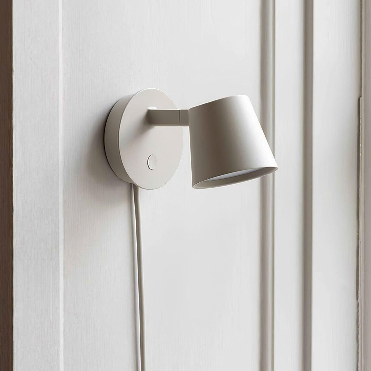 Tirwen zeitgenössische minimalistische Wandleuchte mit Stecker