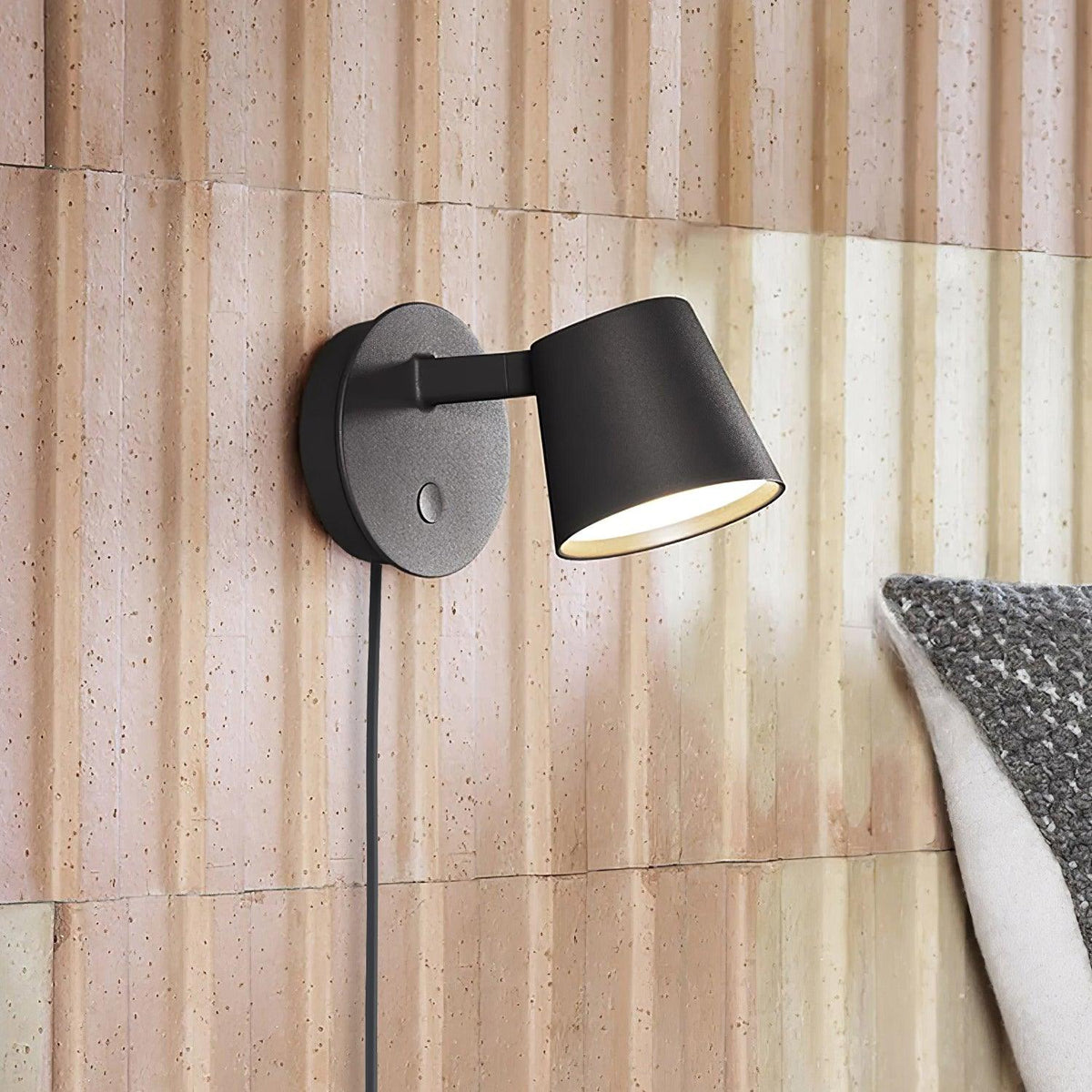 Tirwen zeitgenössische minimalistische Wandleuchte mit Stecker