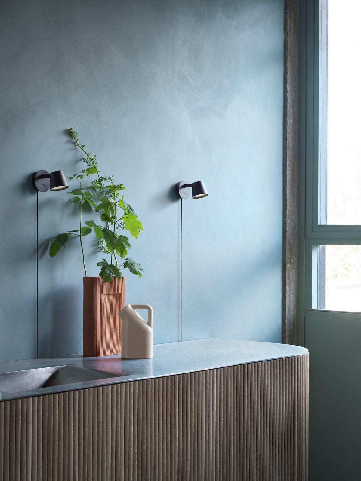 Tirwen zeitgenössische minimalistische Wandleuchte mit Stecker