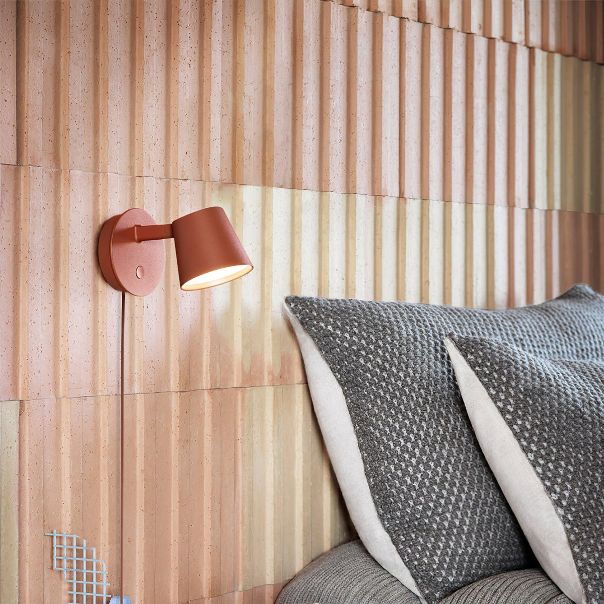 Tirwen zeitgenössische minimalistische Wandleuchte mit Stecker