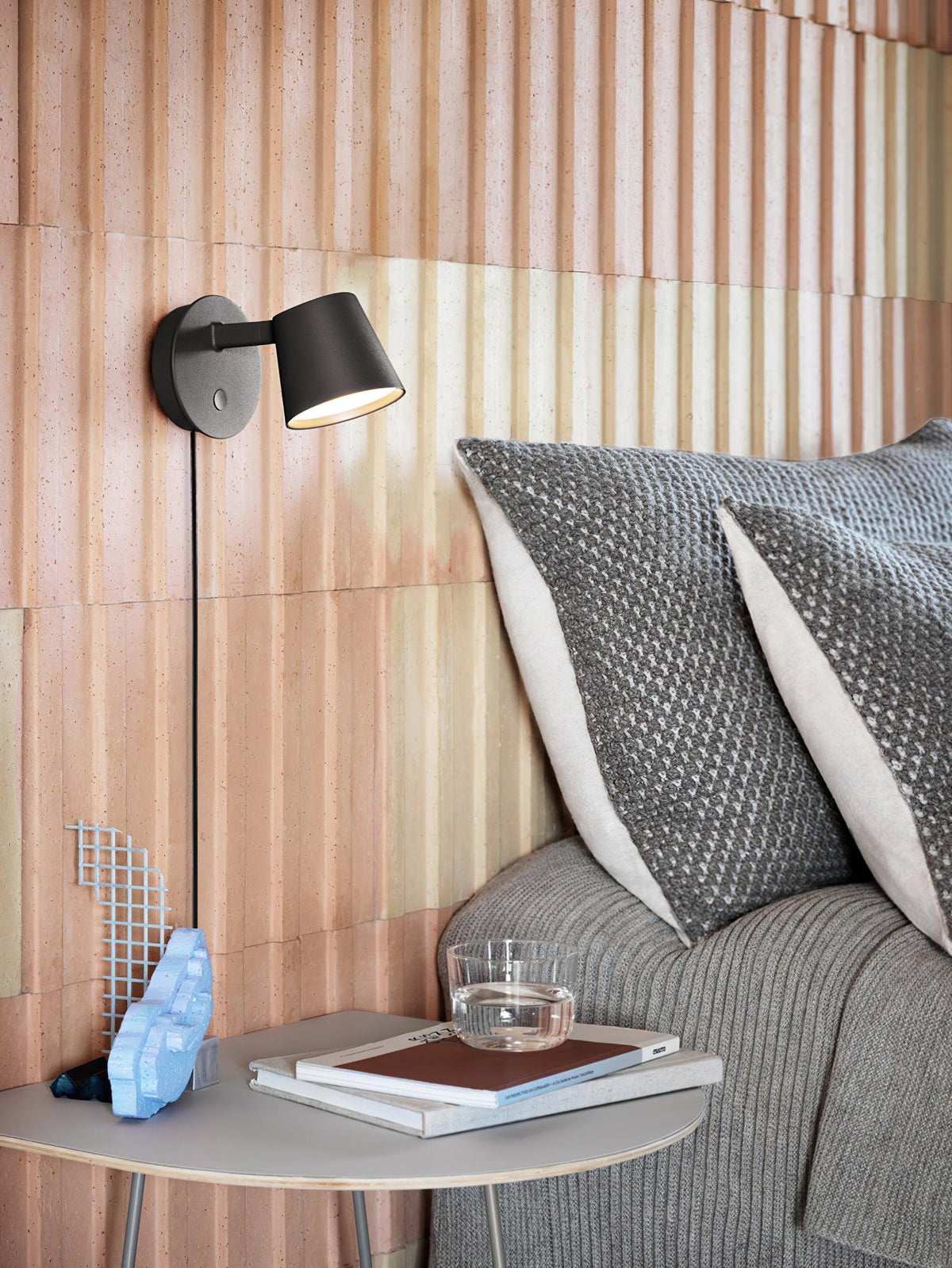 Tirwen zeitgenössische minimalistische Wandleuchte mit Stecker