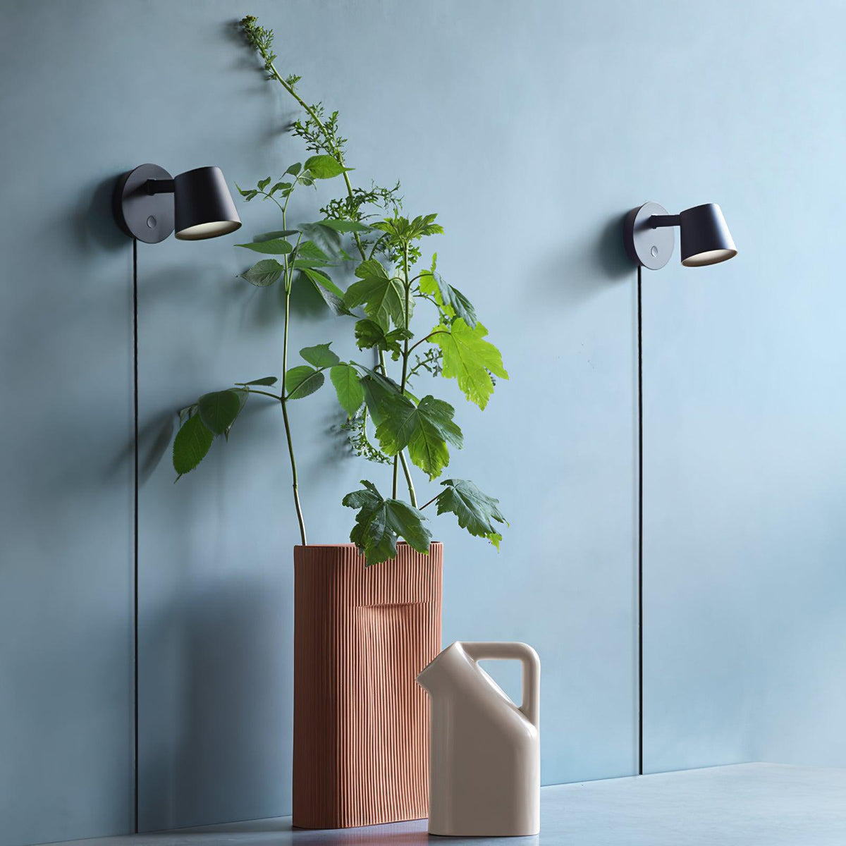 Tirwen zeitgenössische minimalistische Wandleuchte mit Stecker