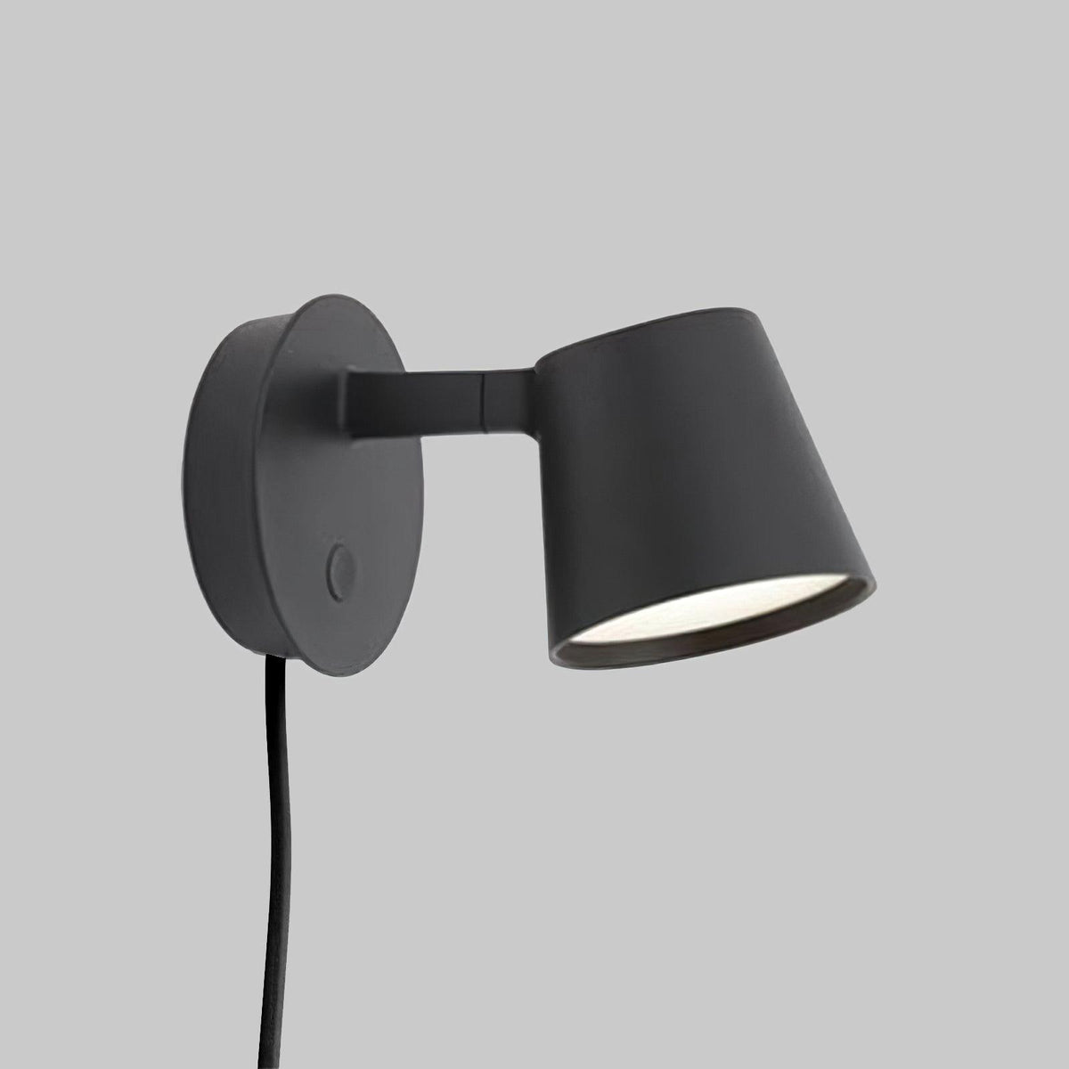 Tirwen zeitgenössische minimalistische Wandleuchte mit Stecker