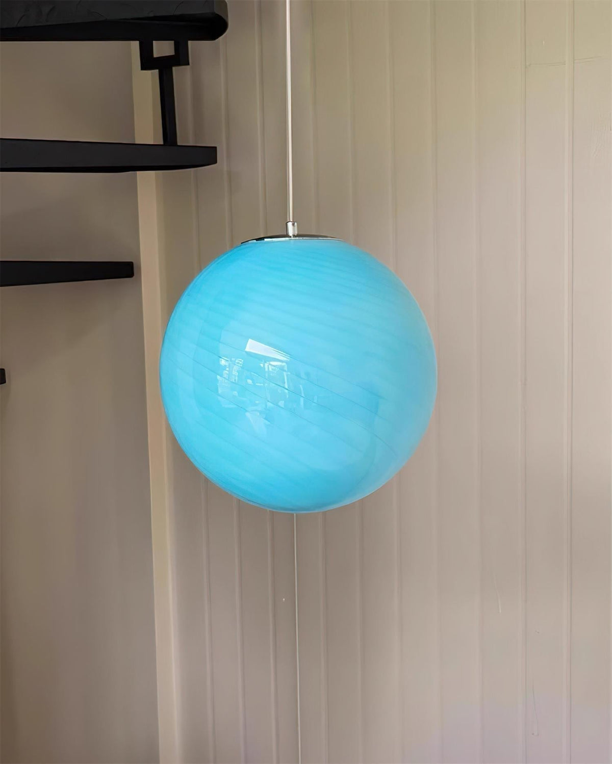 Dorvian Pendelleuchte aus Glas mit Kugelschirm in Blau – zeitgenössisch
