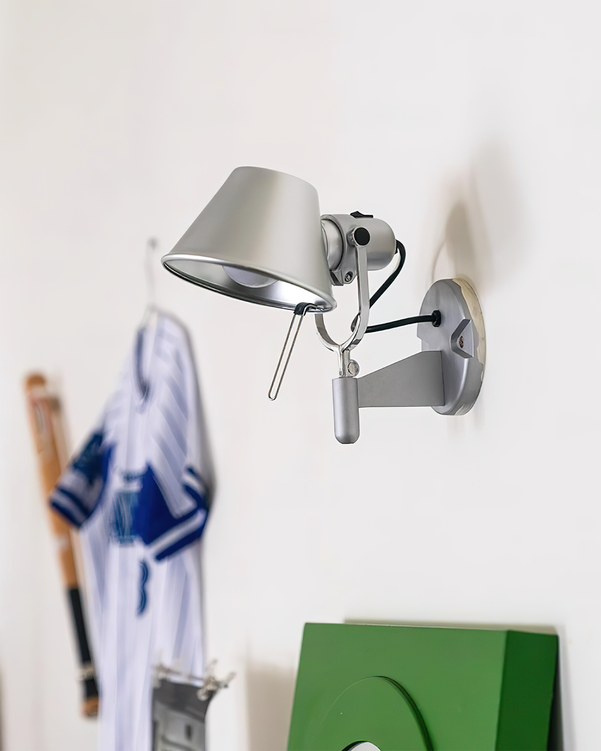 Wandleuchte Metallkörper konischer Lampenschirm verstellbar modern minimalistisch